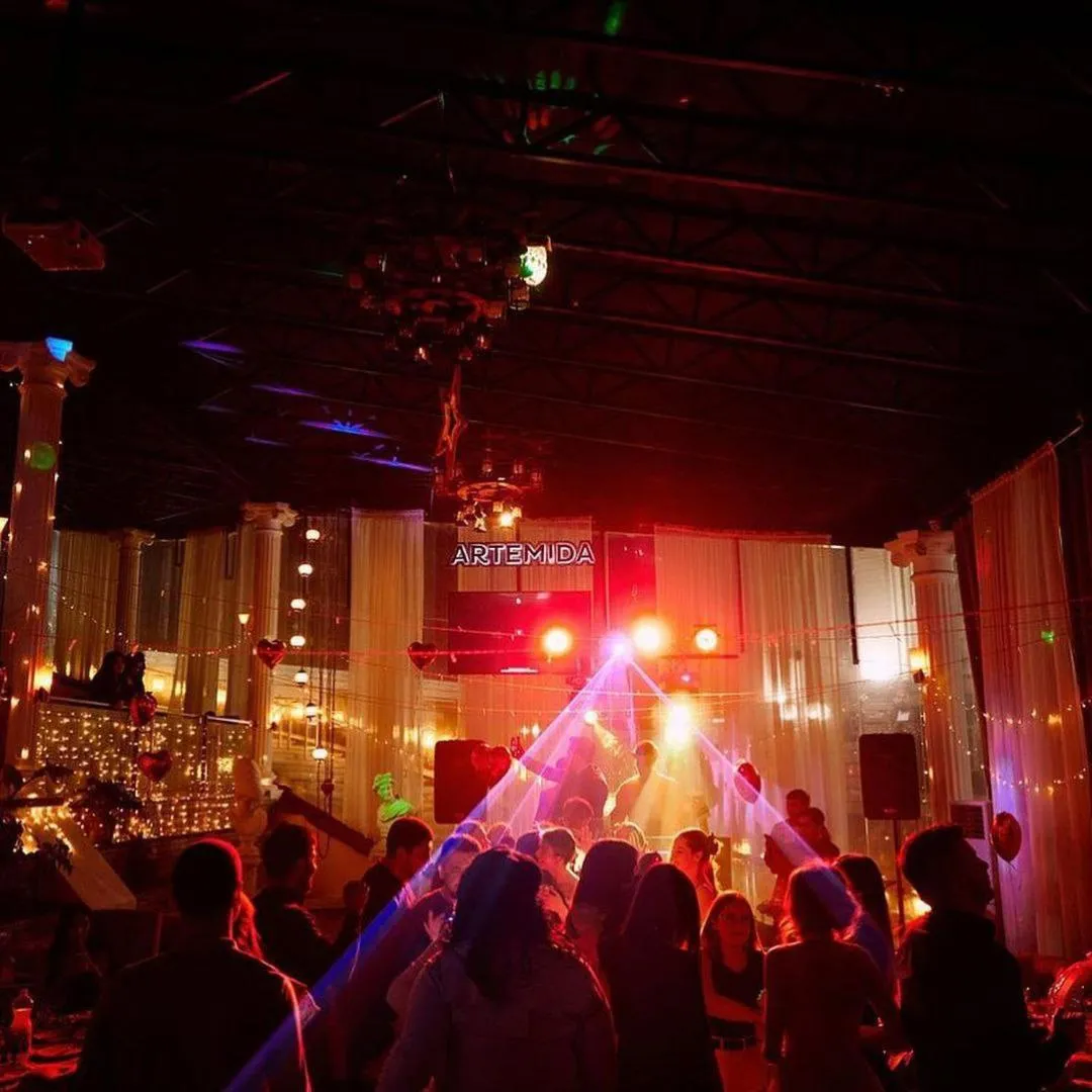 Restaurant/places to eat in Alexander Hotel