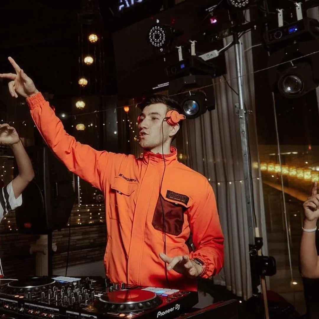 Restaurant/places to eat in Alexander Hotel