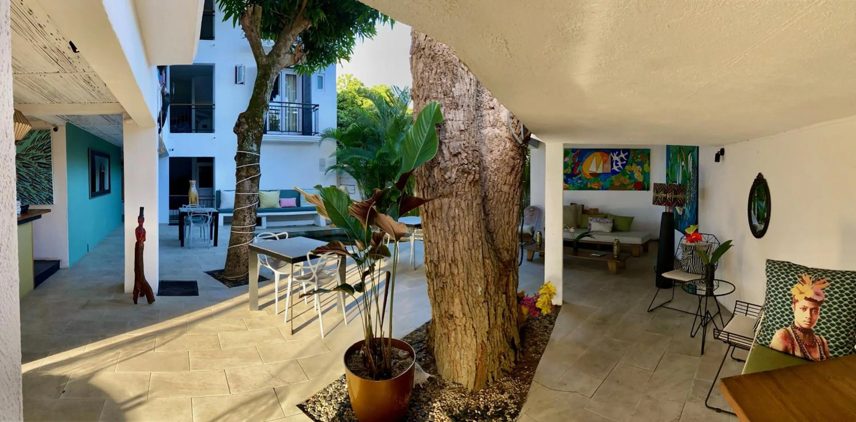 Patio in Cosy Guest House Sous le Badamier