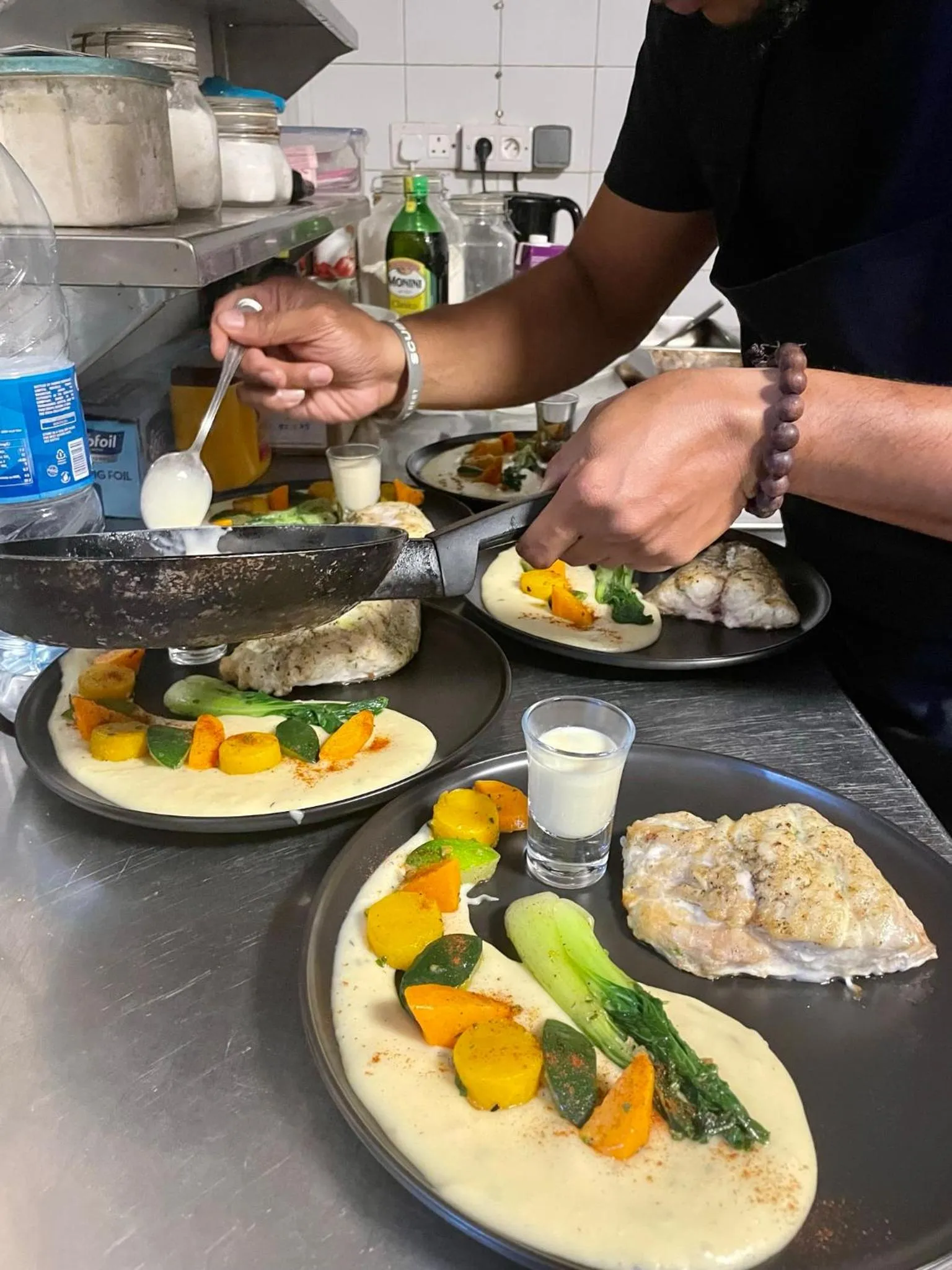 Restaurant/places to eat in Cosy Guest House Sous le Badamier