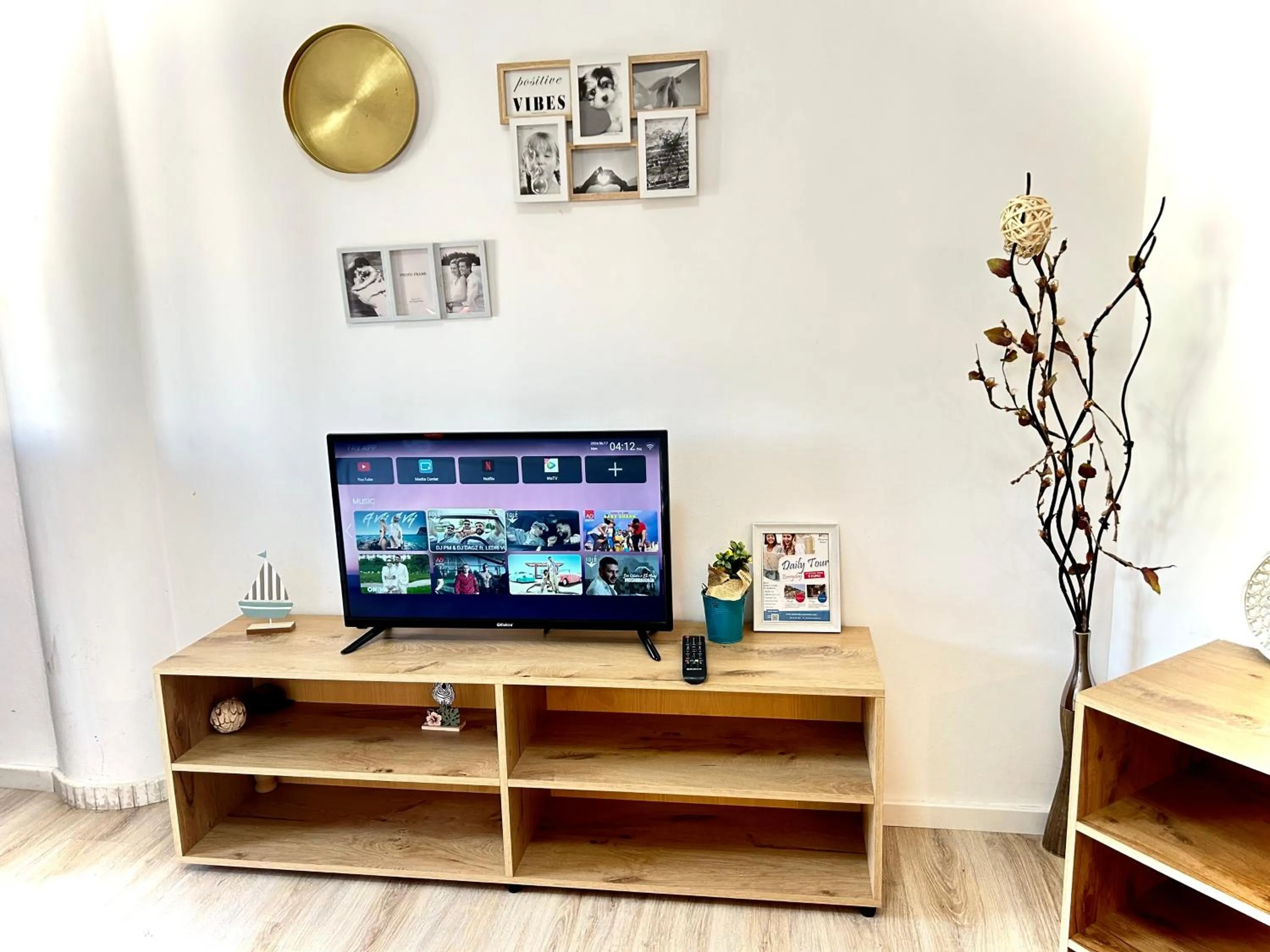 Communal lounge/ TV room in Budget Retreat Tirana & Studios