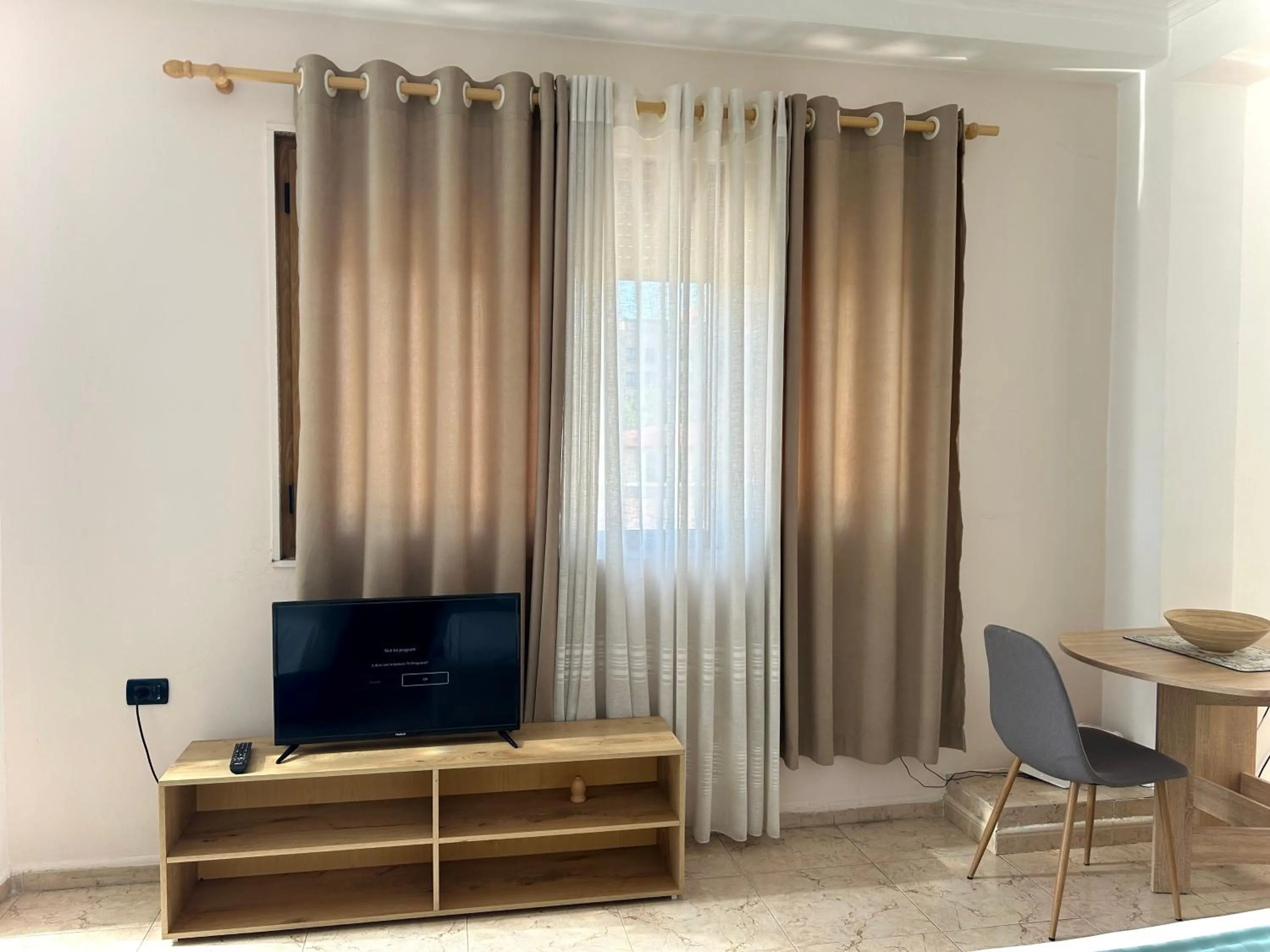 Communal lounge/ TV room in Budget Retreat Tirana & Studios