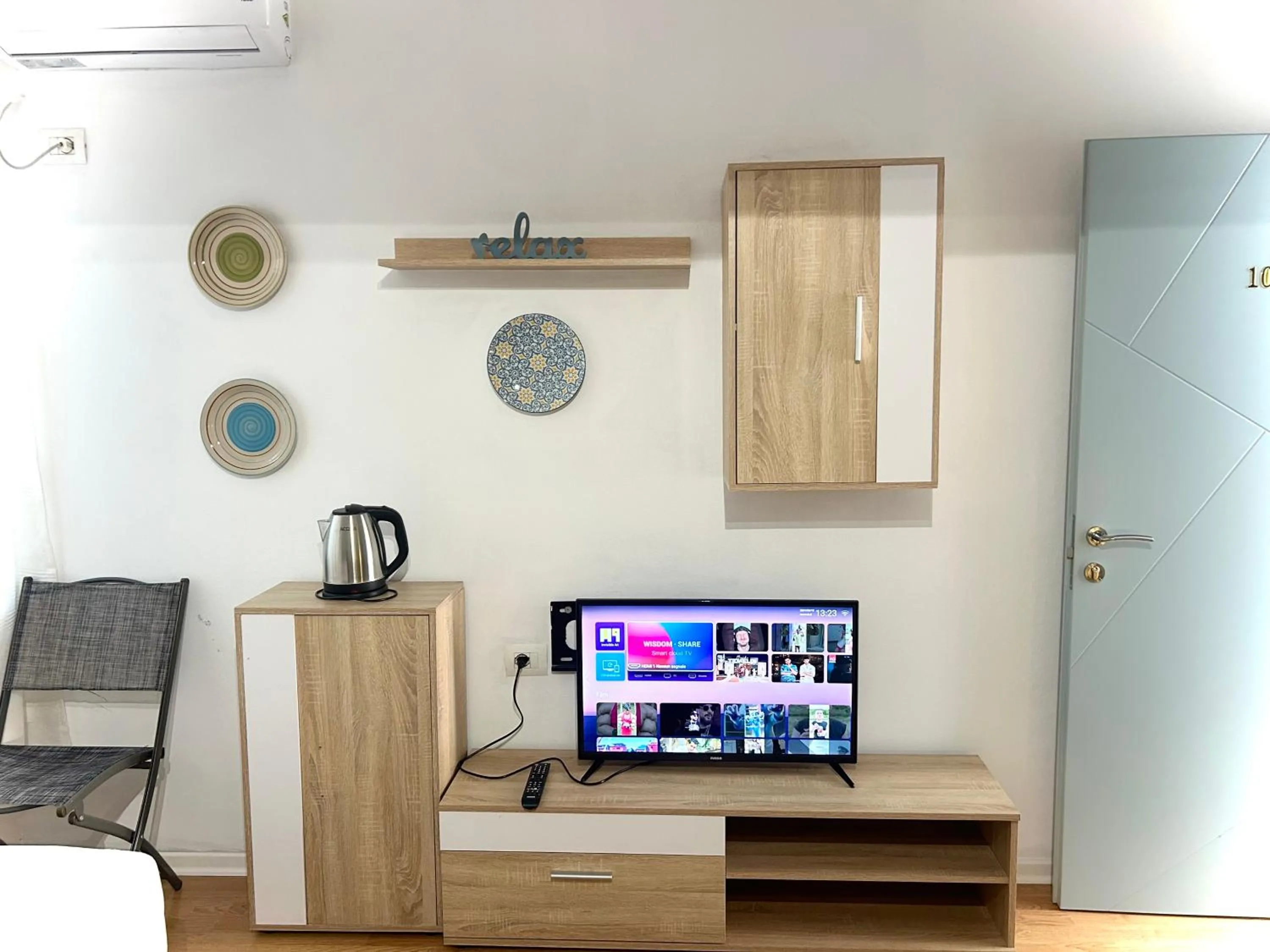 Communal lounge/ TV room in Budget Retreat Tirana & Studios