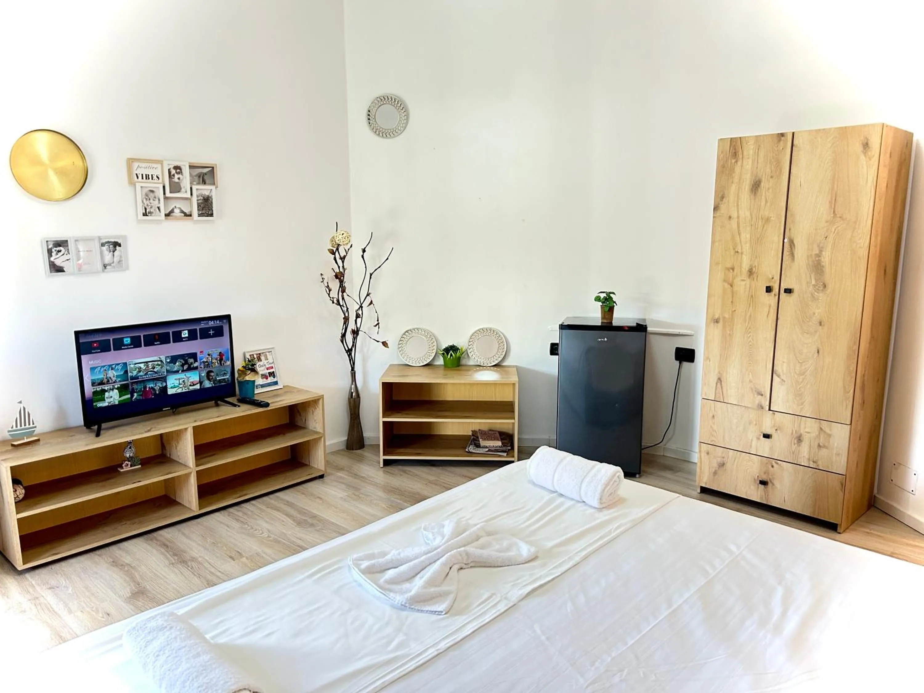 Communal lounge/ TV room, Bed in Budget Retreat Tirana & Studios