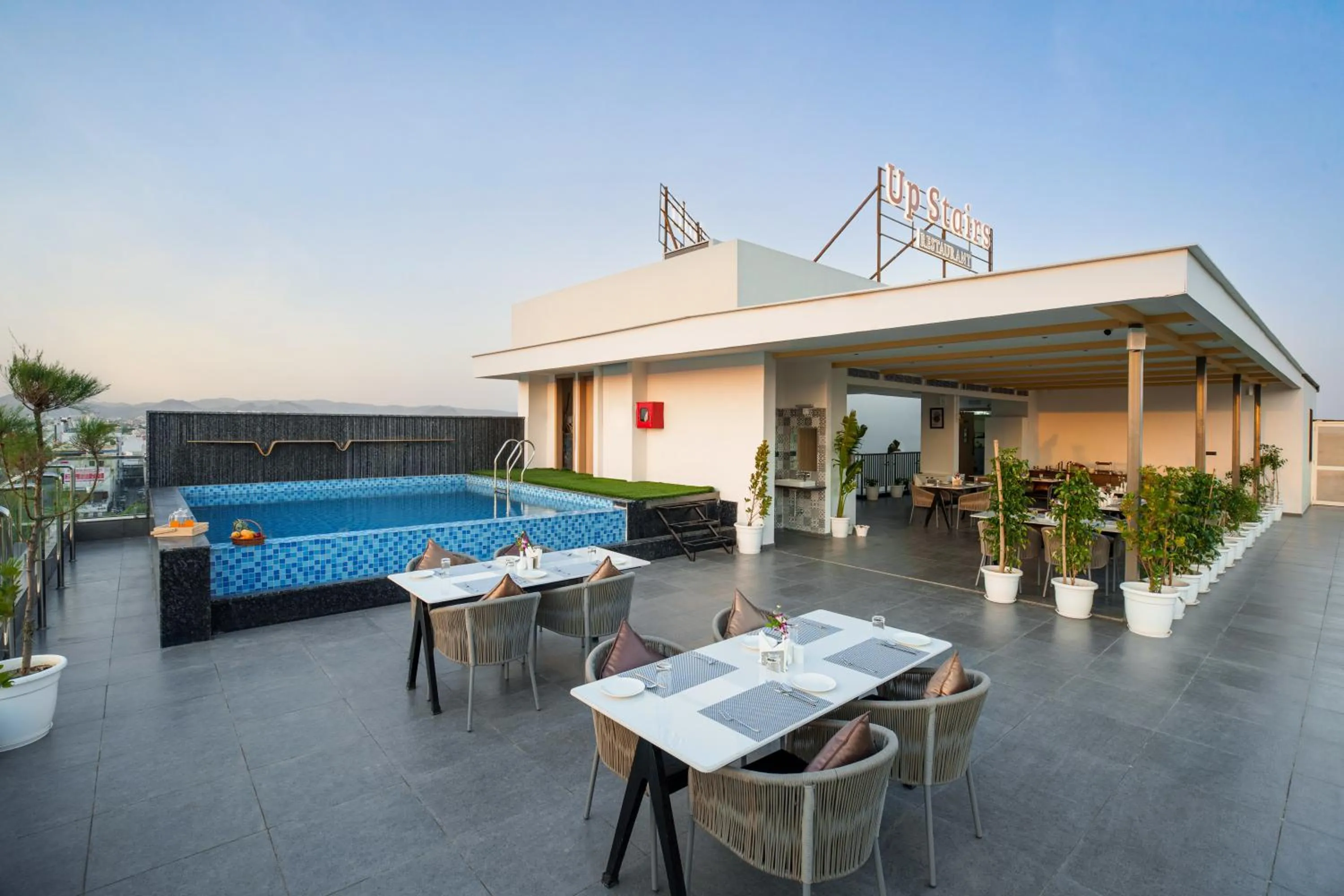 Restaurant/places to eat in 7 rays hotel