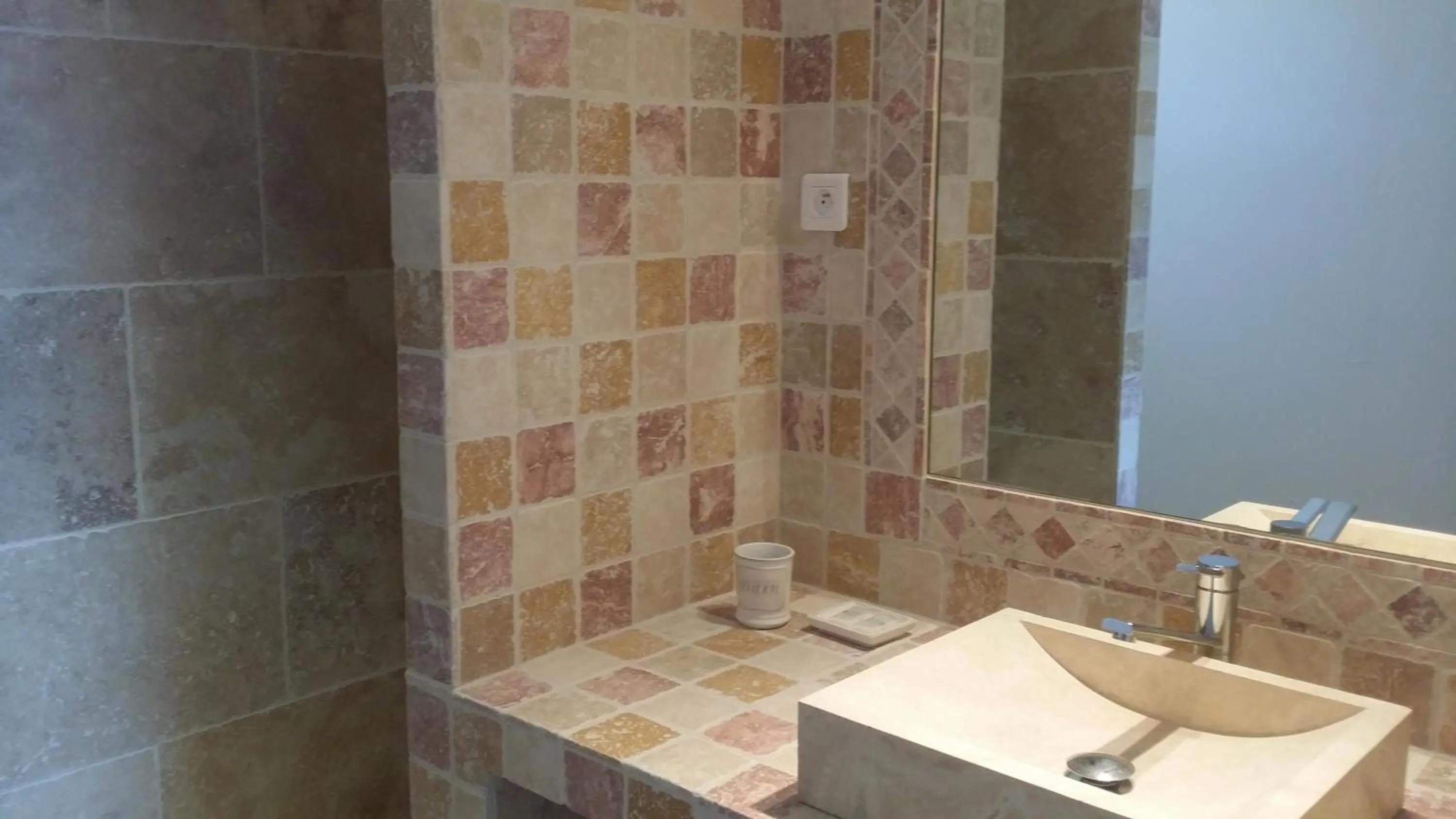 Decorative detail in Mas Saint Julien