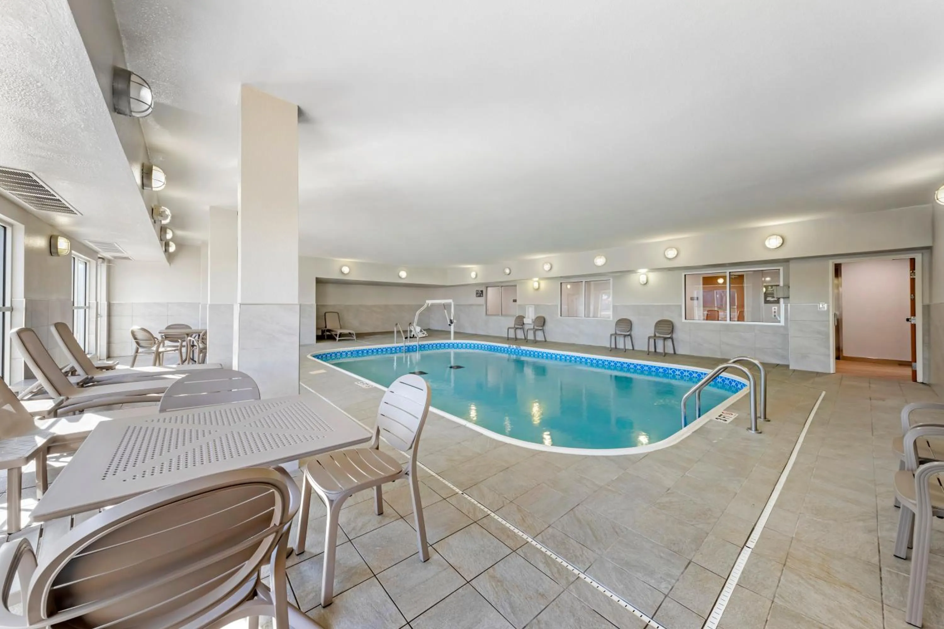 Swimming pool in Comfort Inn & Suites Oklahoma City North - Quail Springs