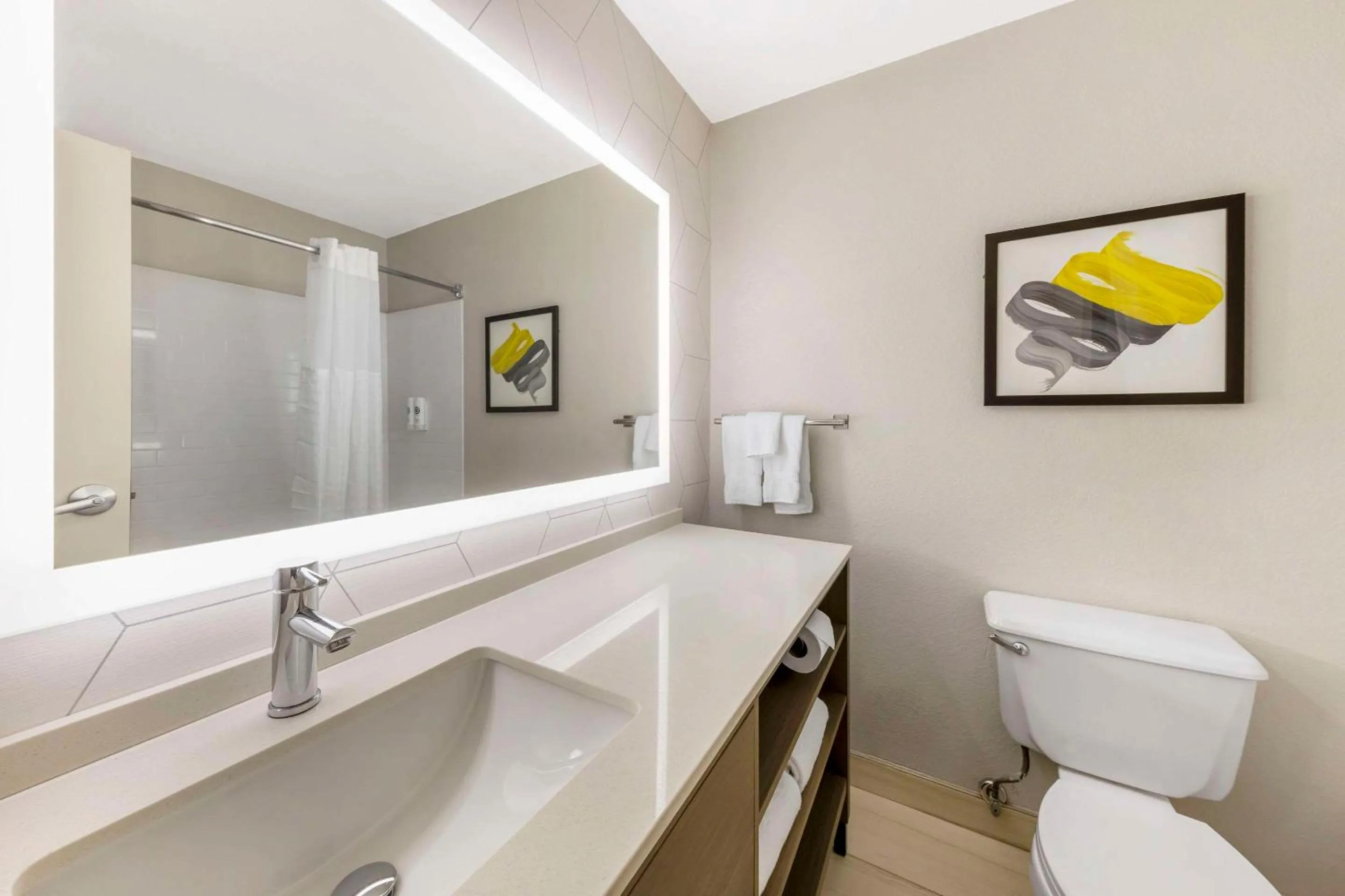 Bedroom in Comfort Inn & Suites Oklahoma City North - Quail Springs