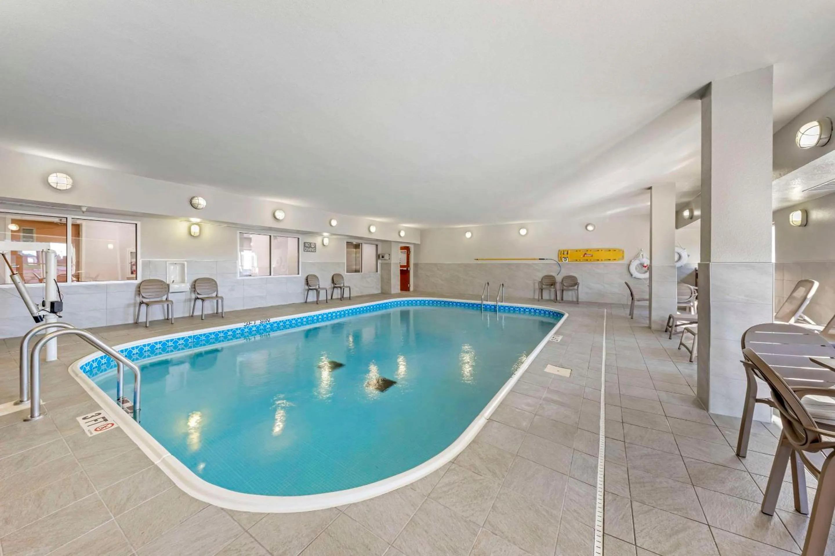 Swimming pool in Comfort Inn & Suites Oklahoma City North - Quail Springs