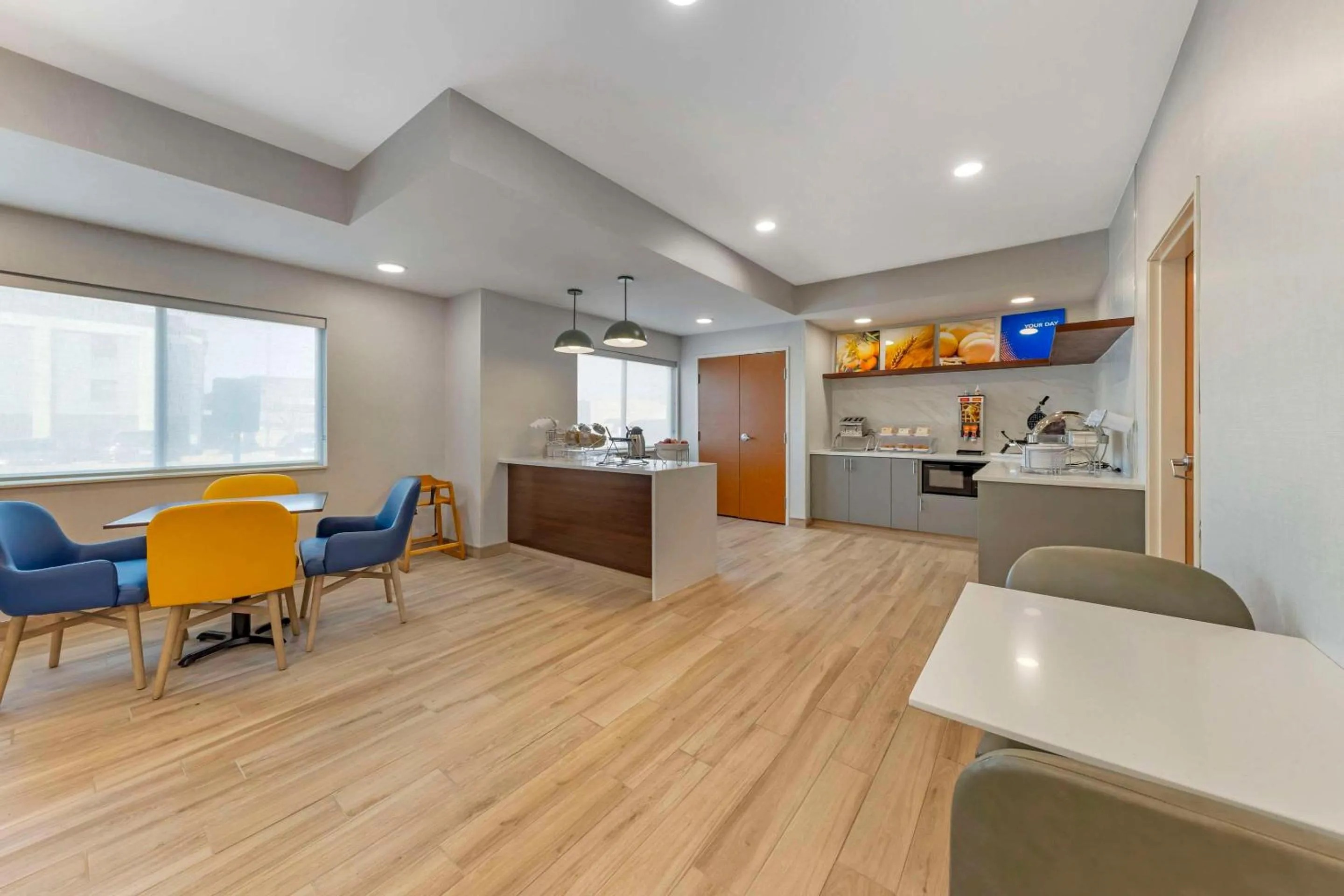 Breakfast in Comfort Inn & Suites Oklahoma City North - Quail Springs