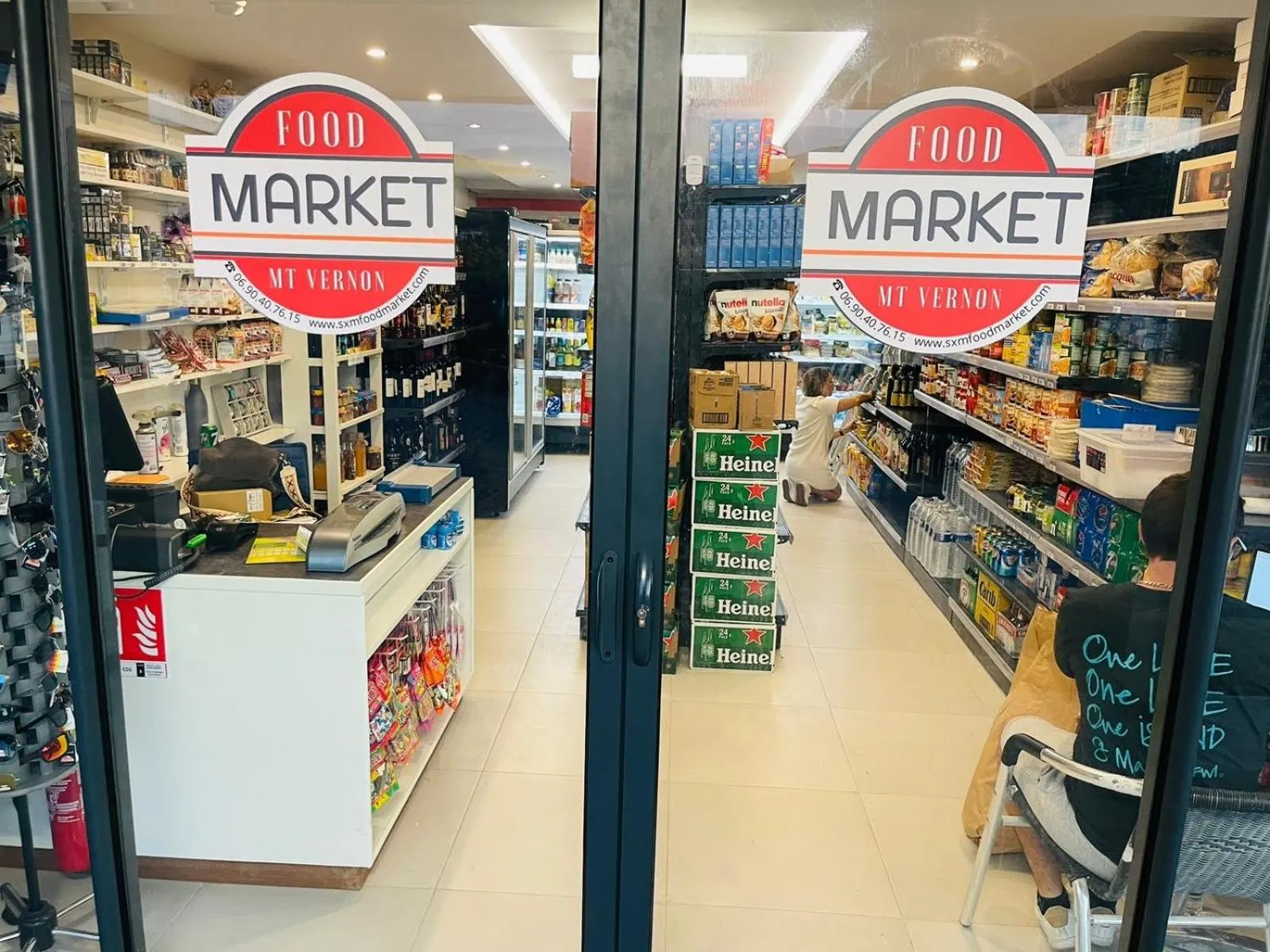 On-site shops in Orient Bay Beach Studio