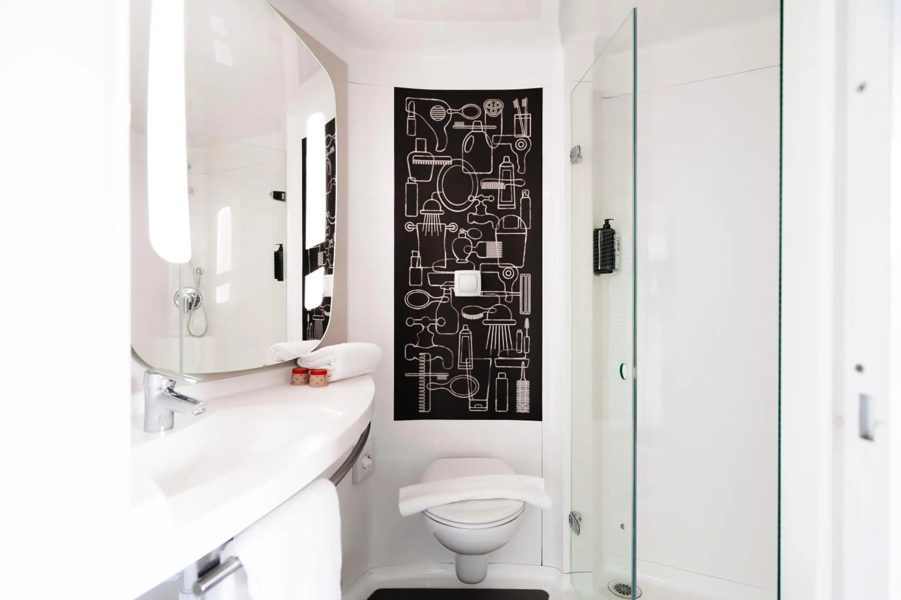 Shower in ibis Den Haag City Centre