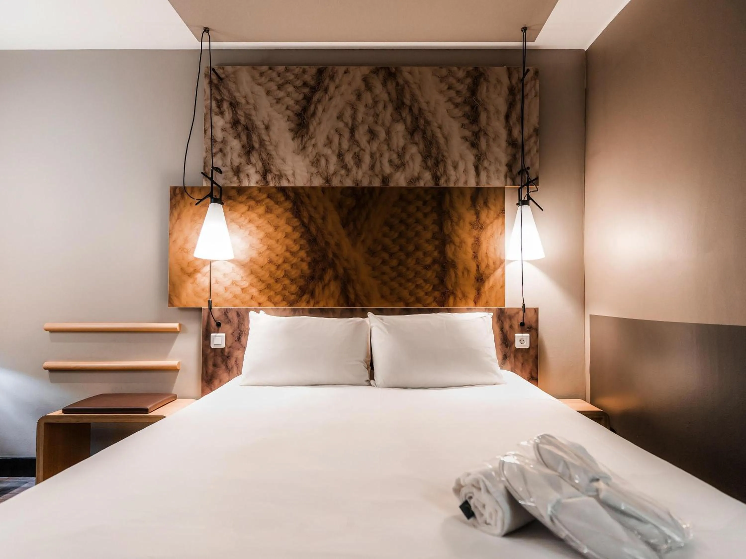 Bedroom, Bed in ibis Den Haag City Centre