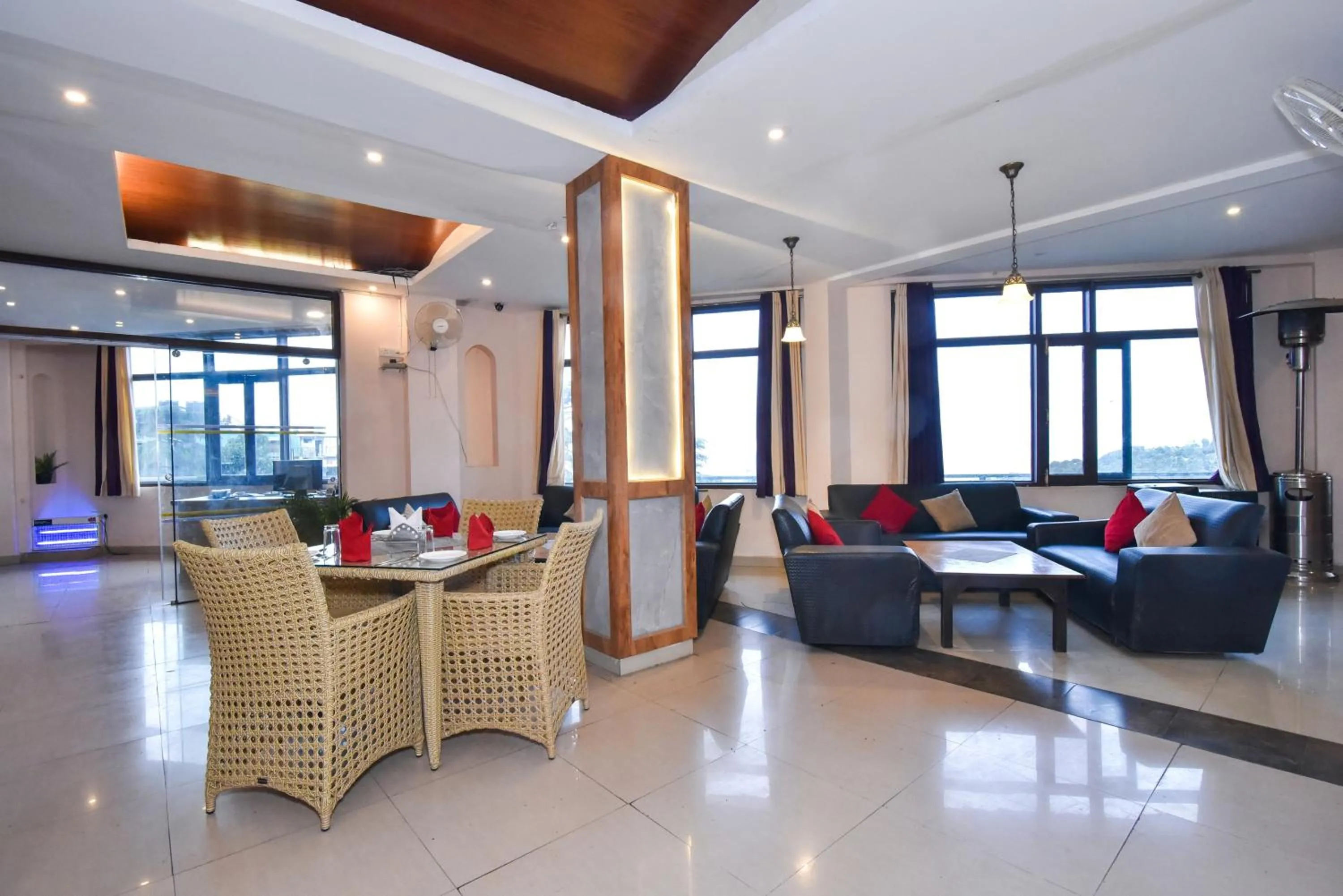 Restaurant/places to eat in Hotel M AND RESORT