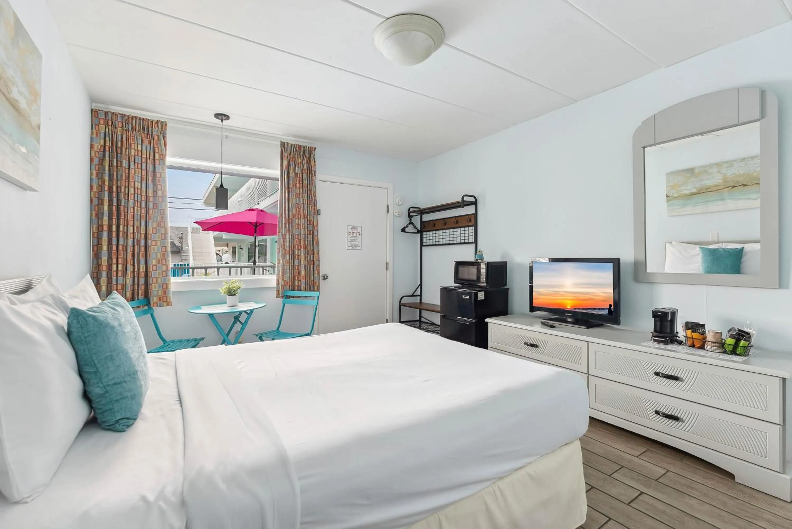 TV and multimedia, Bed in Daytona Inn and Suites