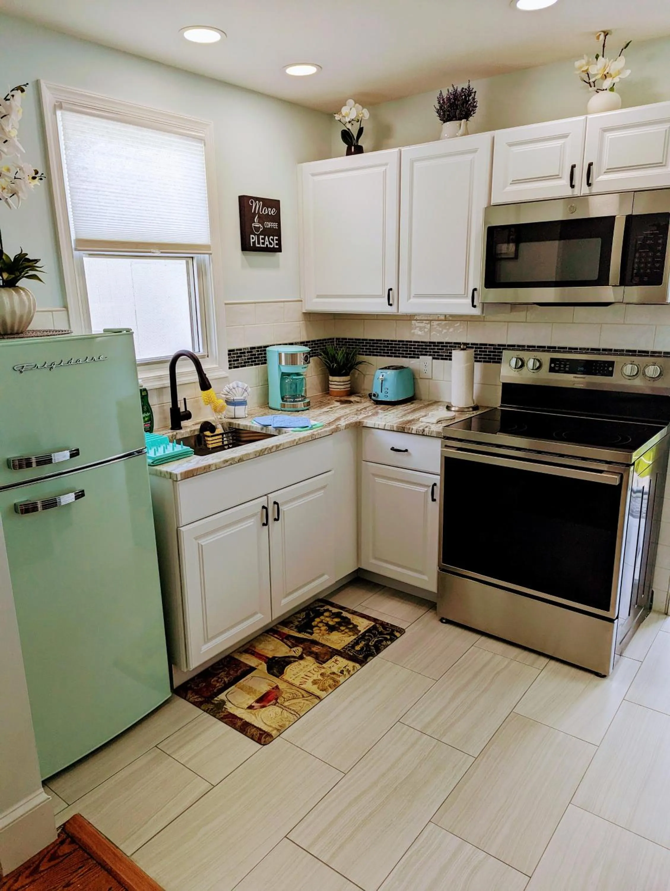 Kitchen or kitchenette in Daytona Inn and Suites