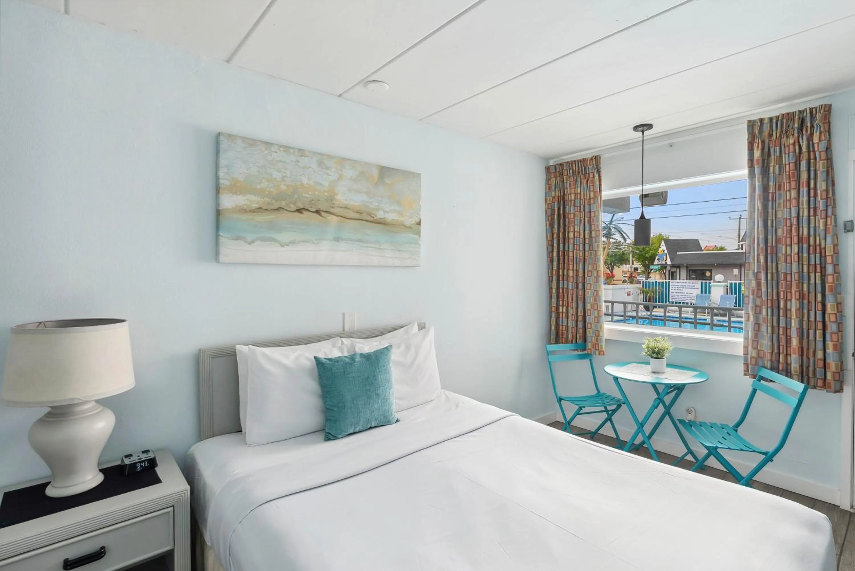 Seating area, Bed in Daytona Inn and Suites