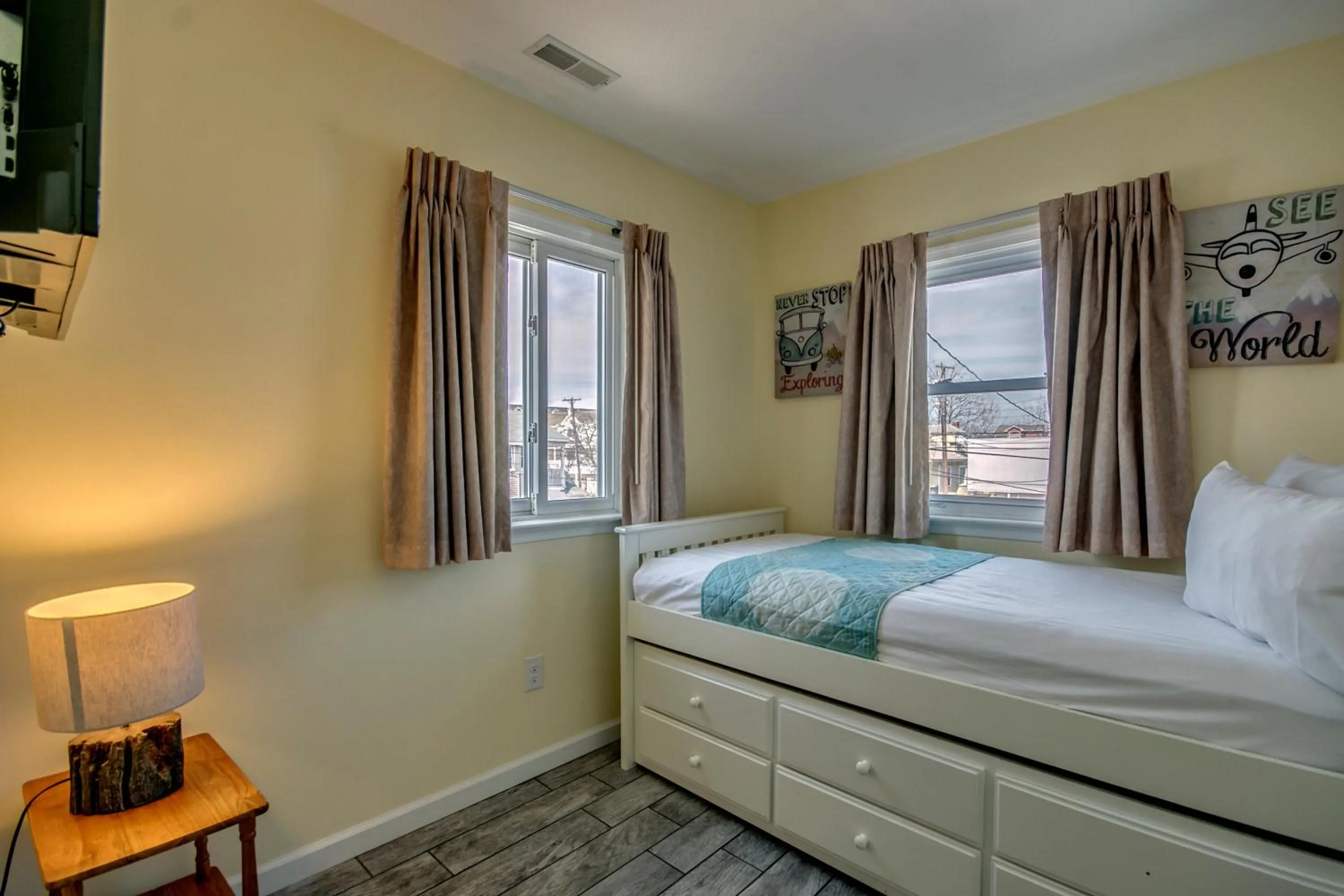 Bed in Daytona Inn and Suites