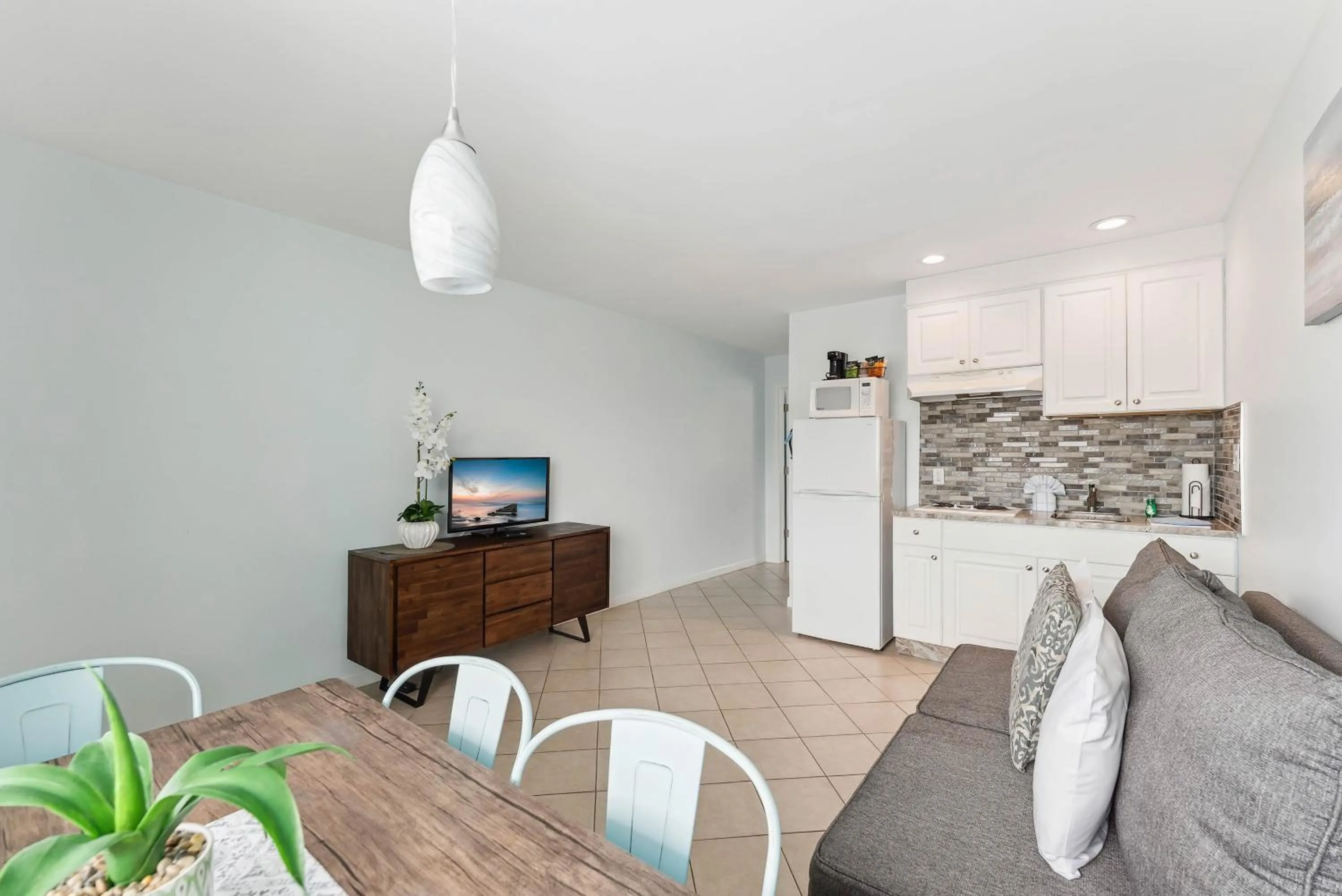 Kitchen or kitchenette in Daytona Inn and Suites