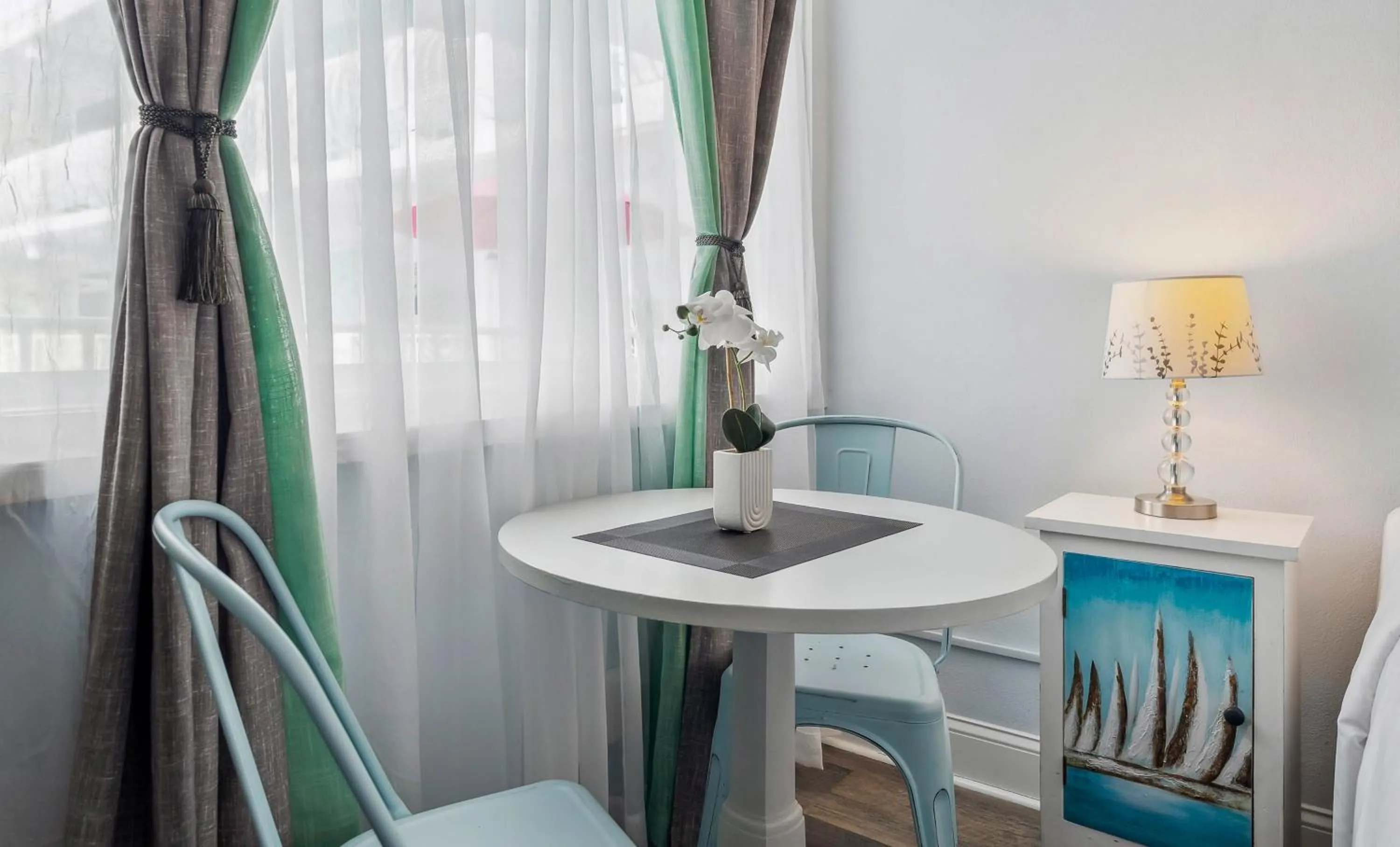 Seating area in Daytona Inn and Suites