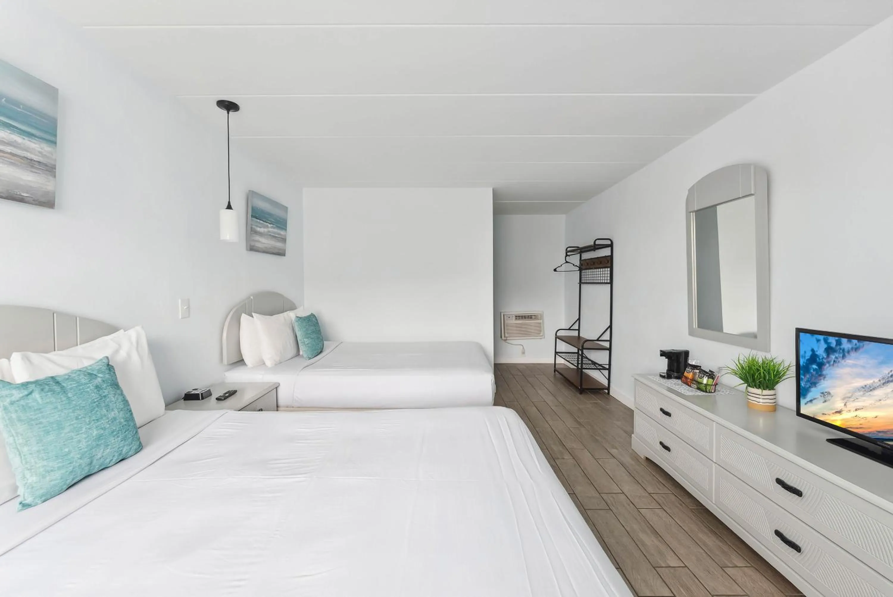 TV and multimedia, Bed in Daytona Inn and Suites