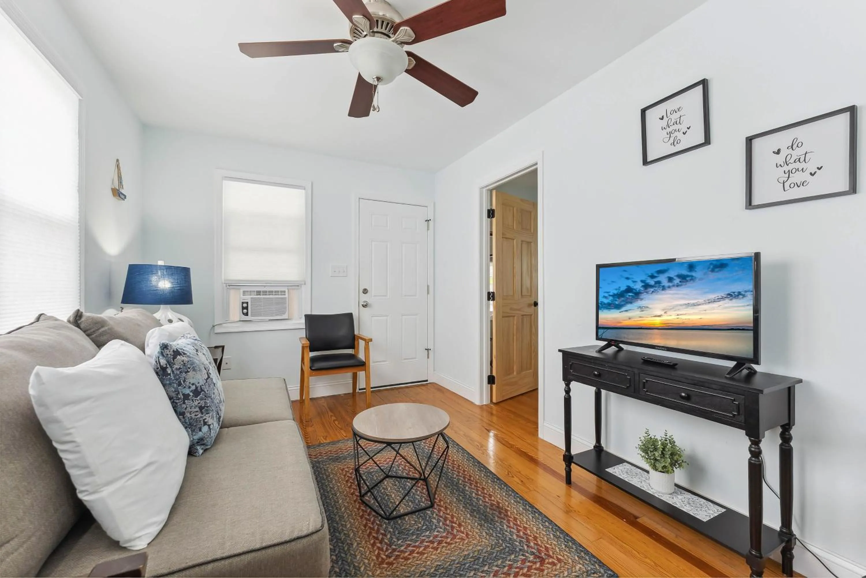 TV and multimedia in Daytona Inn and Suites