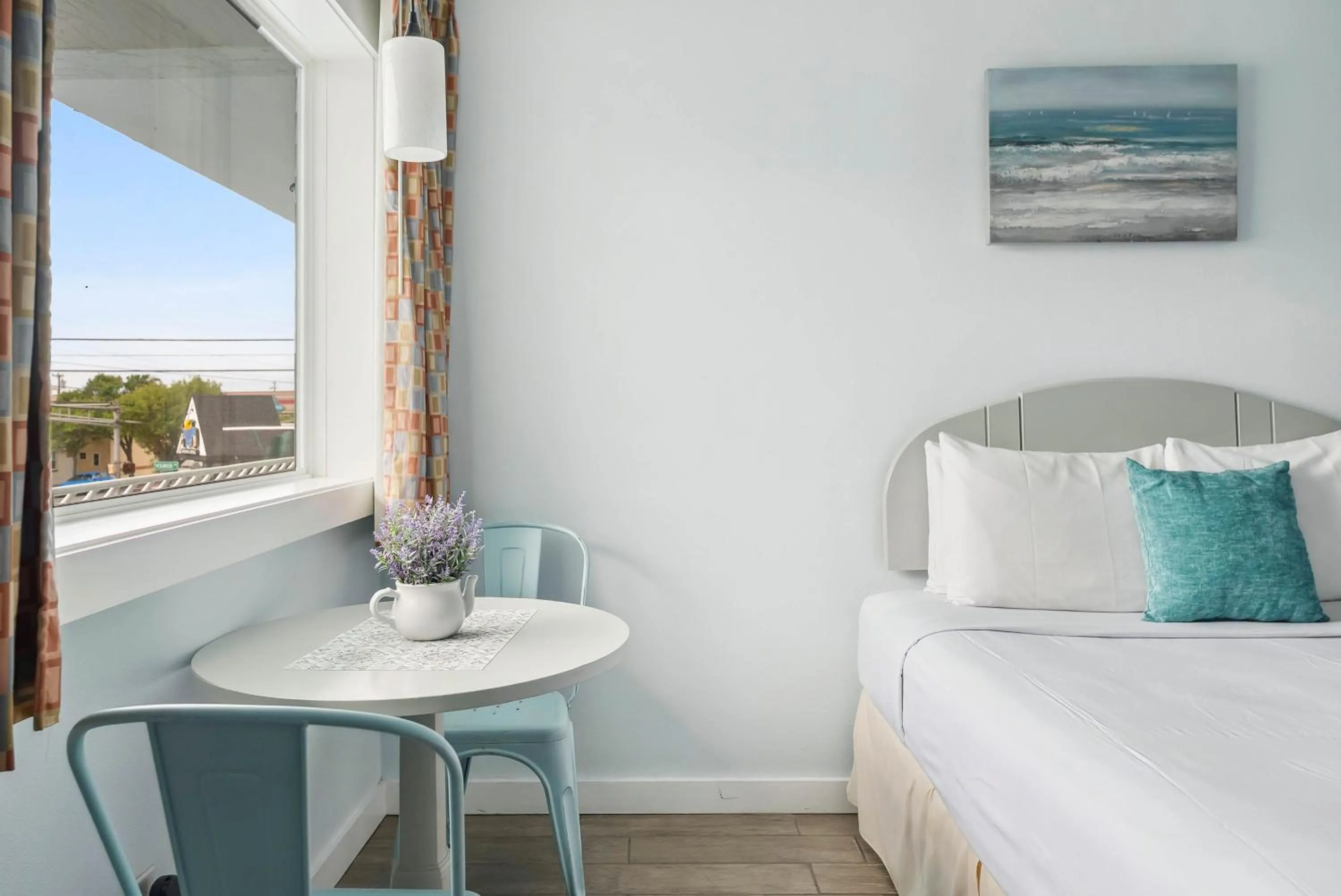 Seating area, Bed in Daytona Inn and Suites