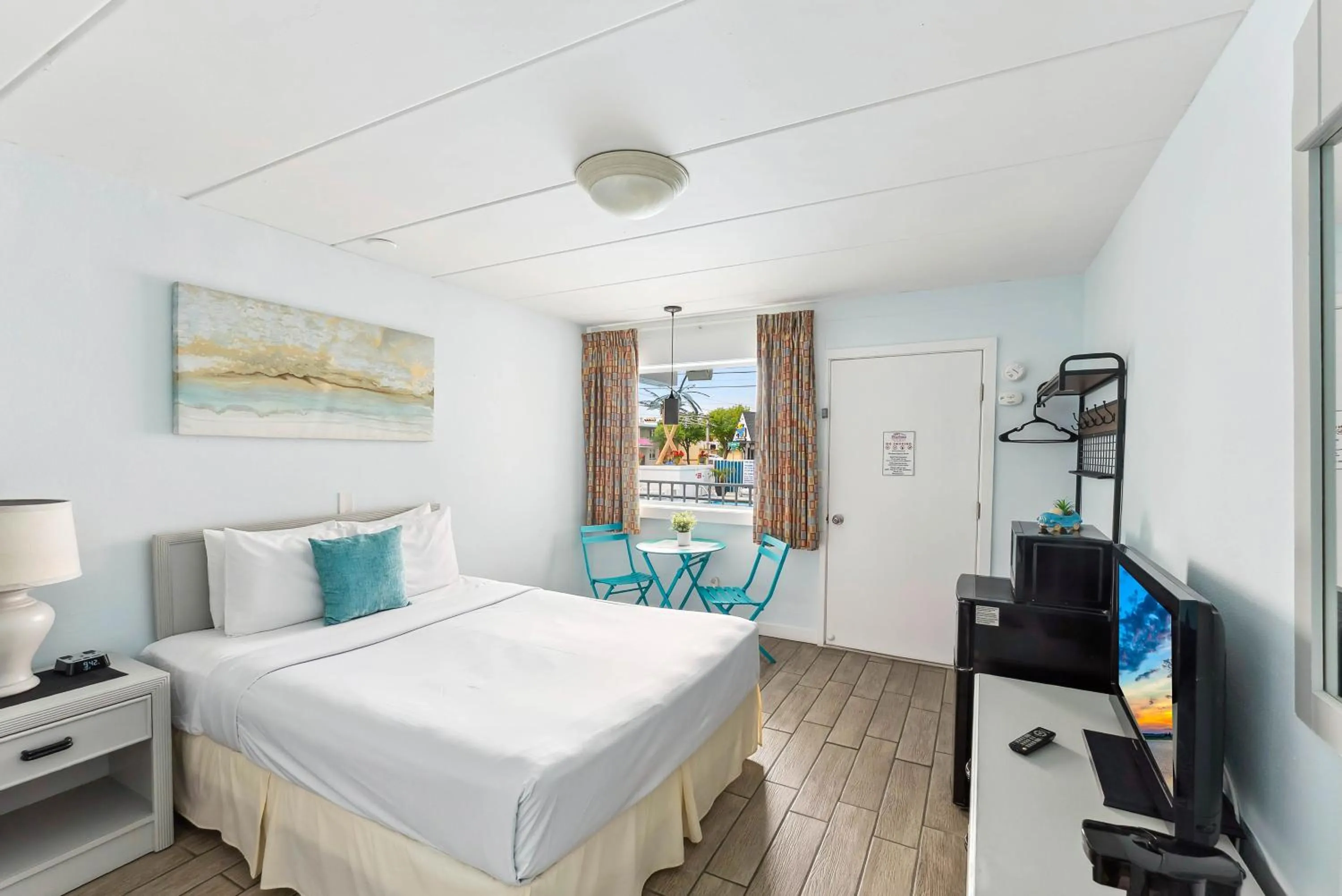 Coffee/tea facilities, Bed in Daytona Inn and Suites