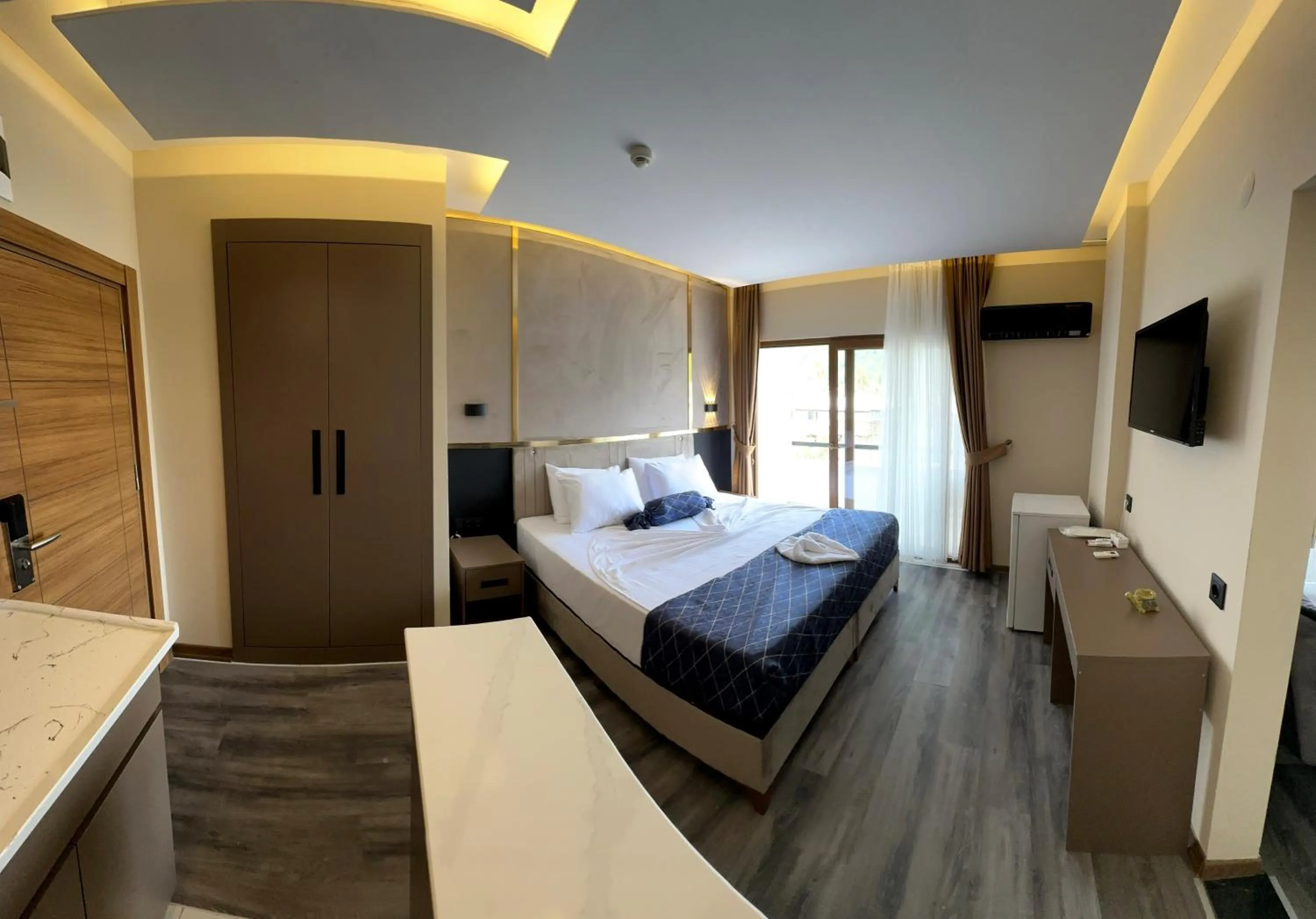 Communal lounge/ TV room in Arikan Inn Hotel