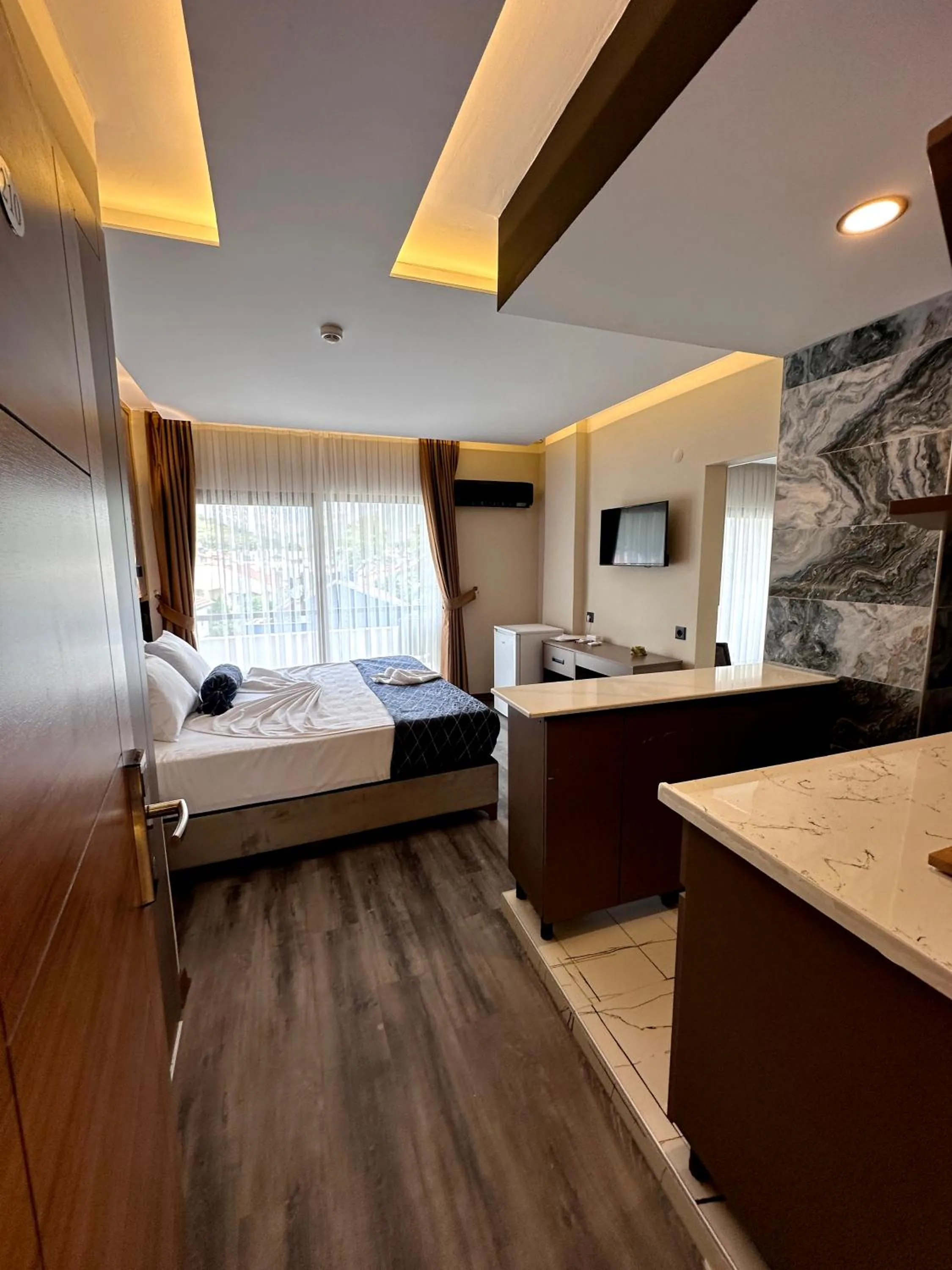 Bed, Kitchen/Kitchenette in Arikan Inn Hotel