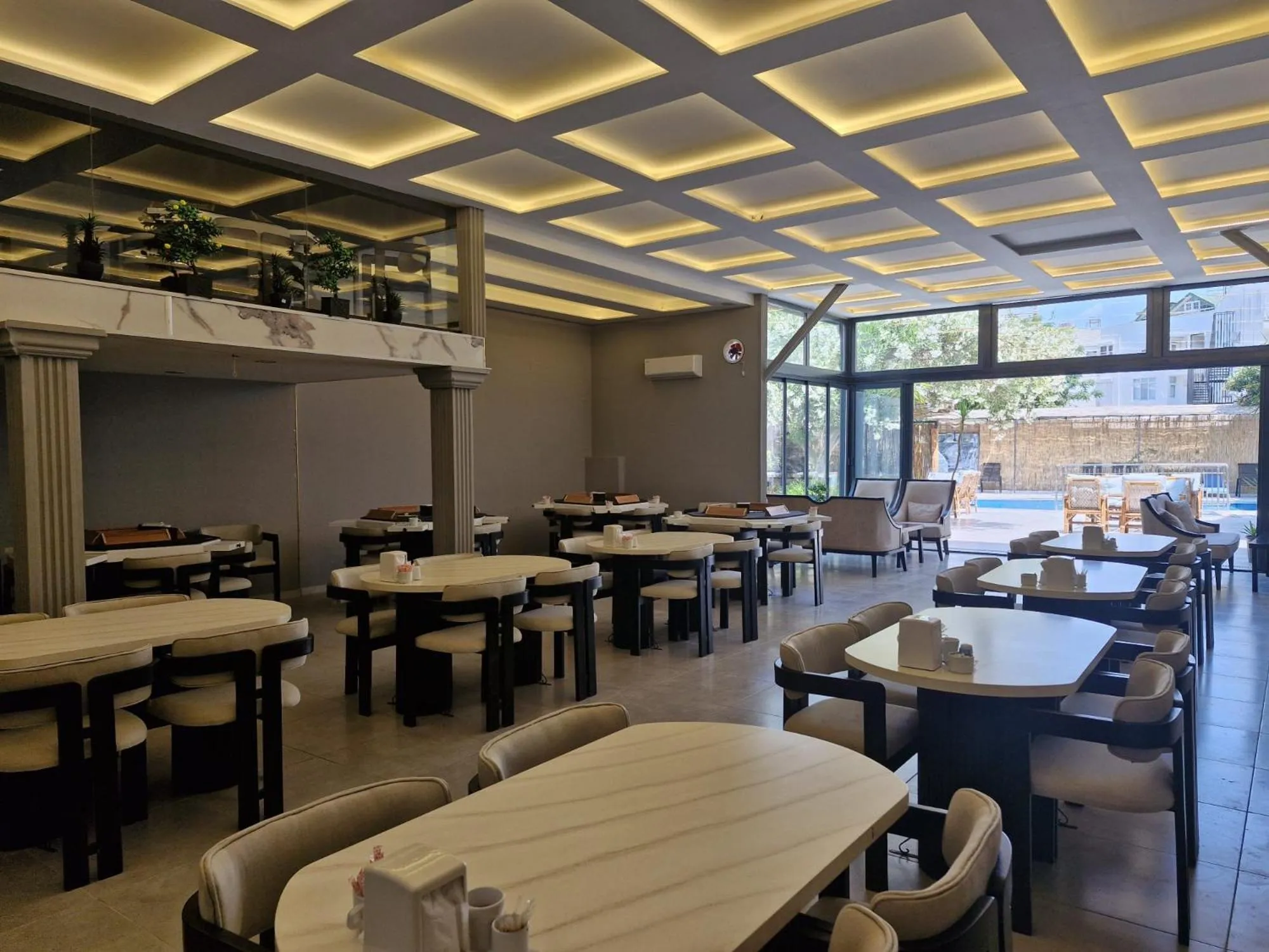 Restaurant/places to eat in Vois Kemer Hotel