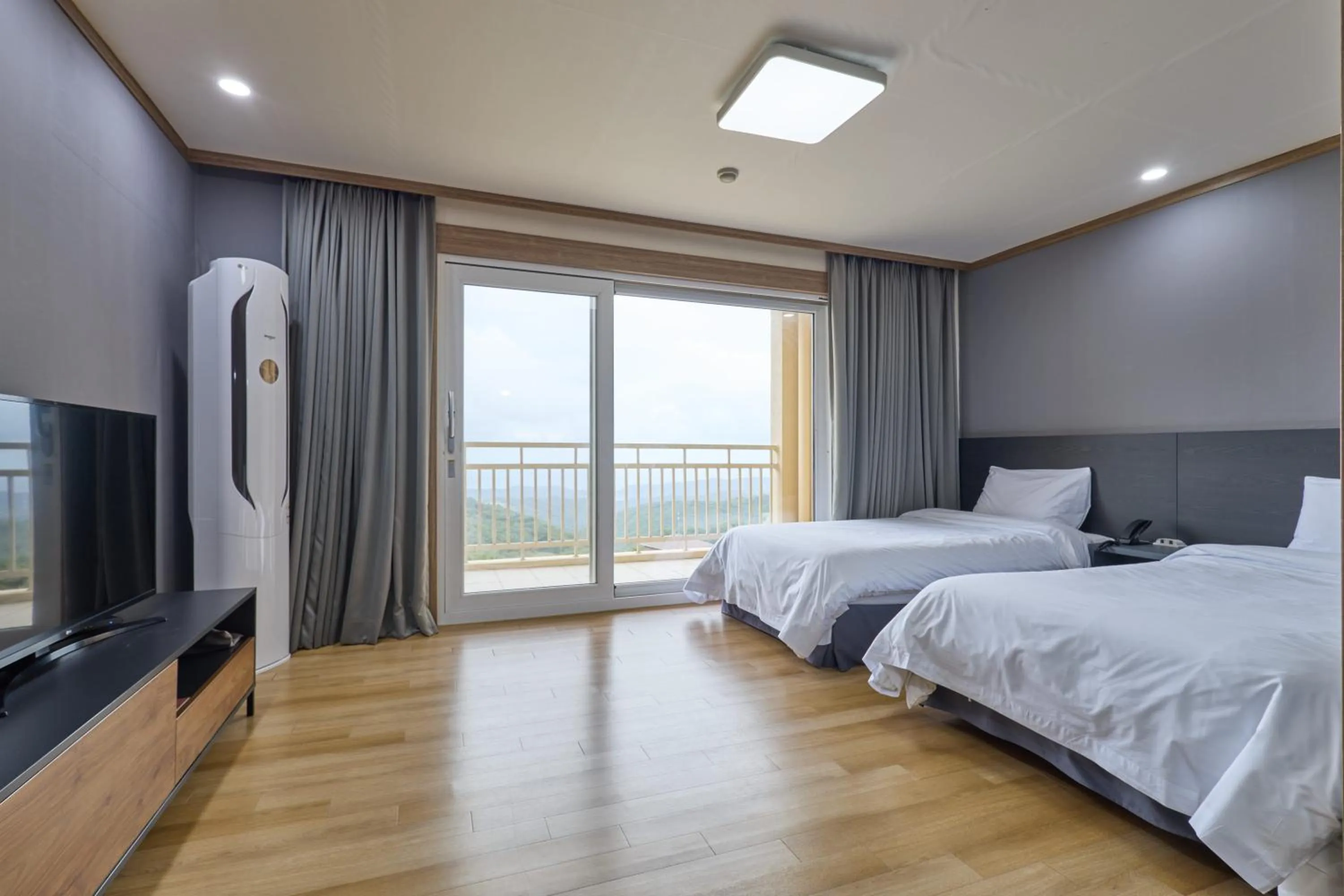 Photo of the whole room, Bed in Gyeongju Mauna Ocean Resort