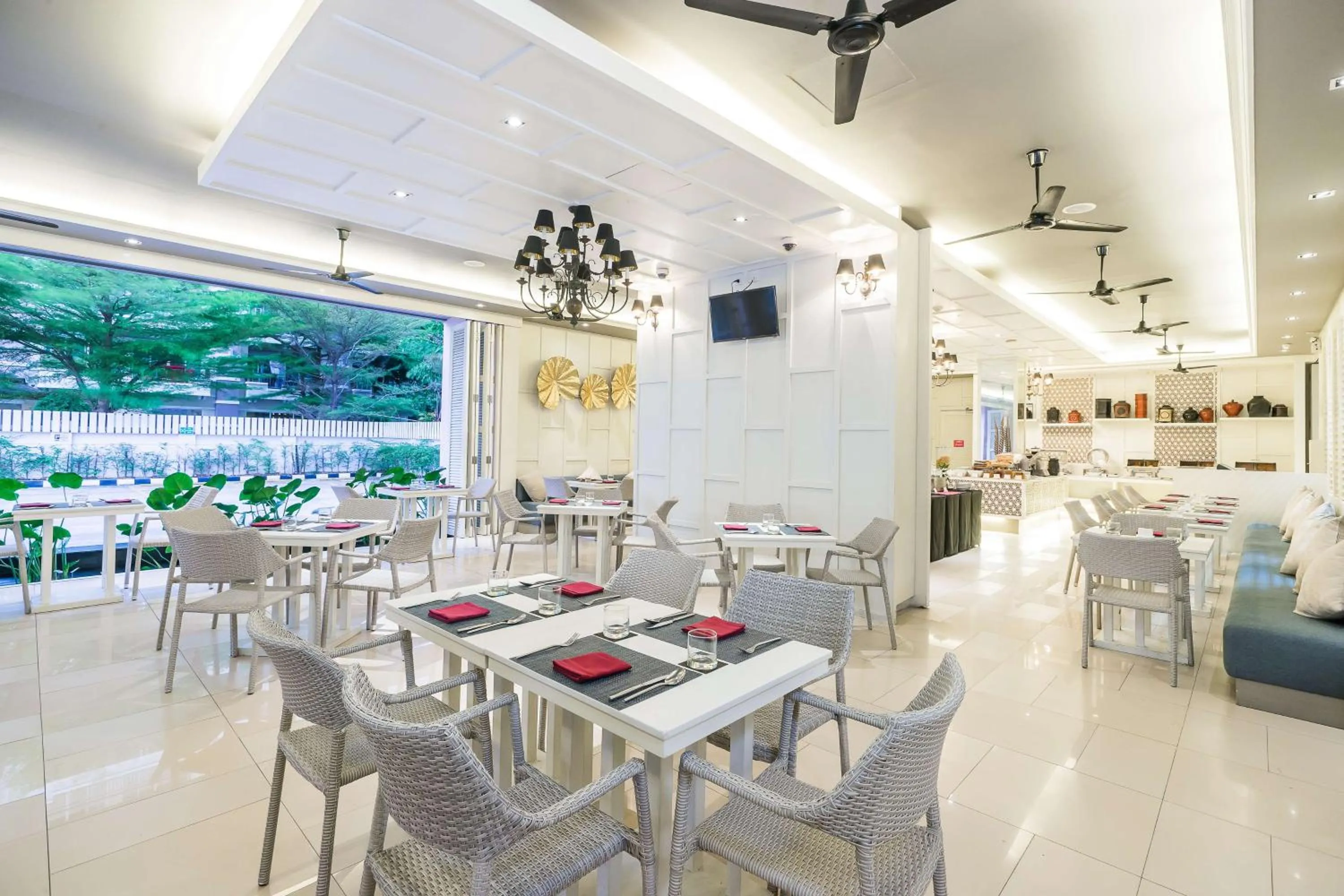 Restaurant/places to eat in Best Western Patong Beach