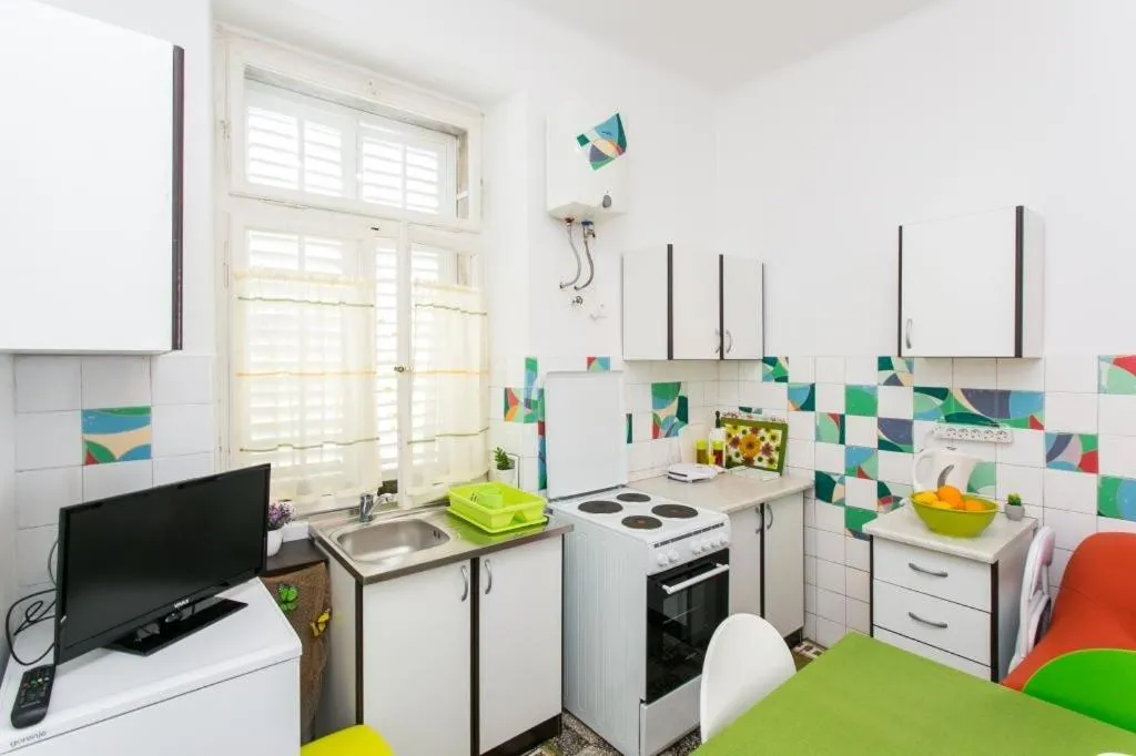 Kitchen or kitchenette in Apartment Blue & Green