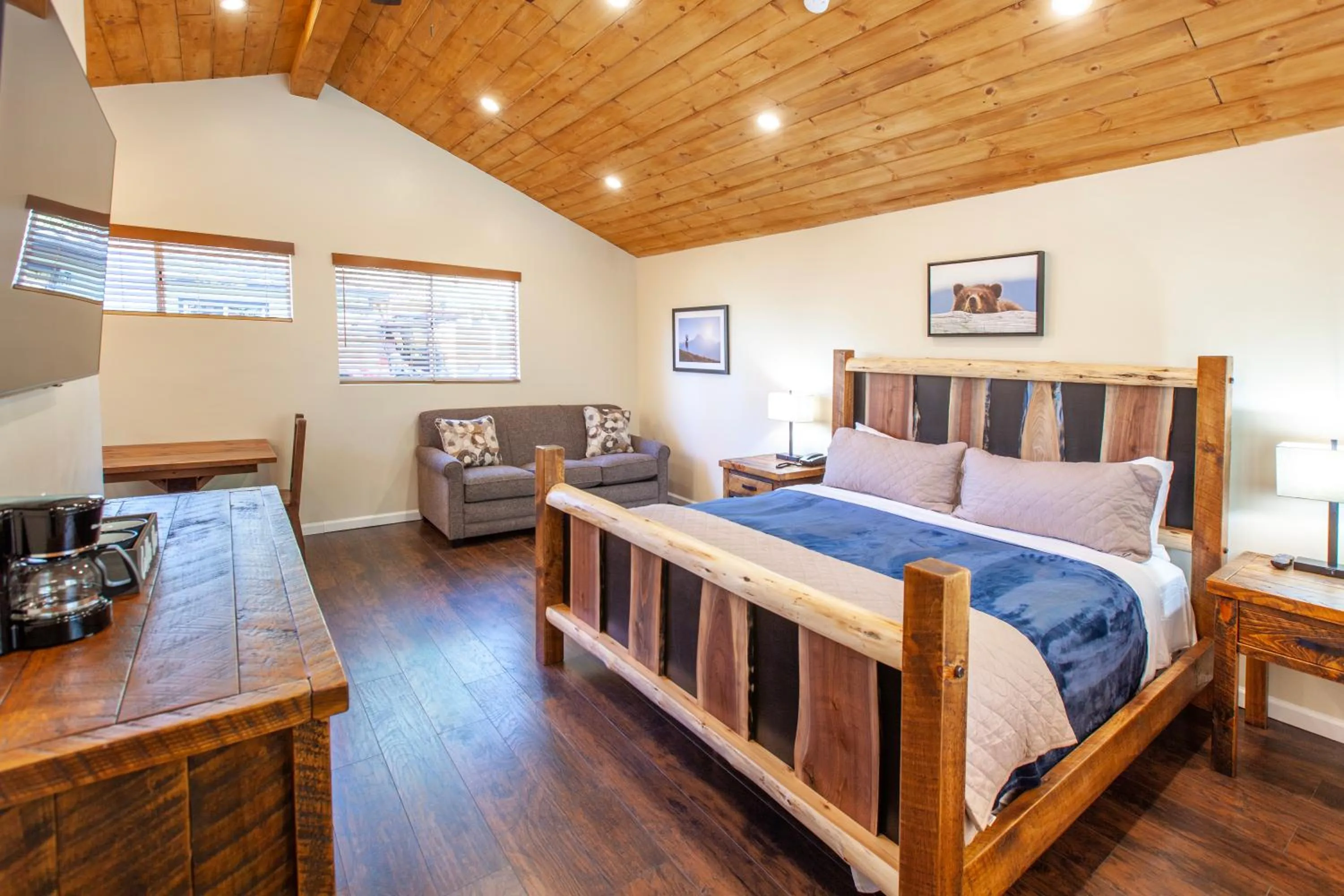 Bed in Tahquitz Pines Retreat