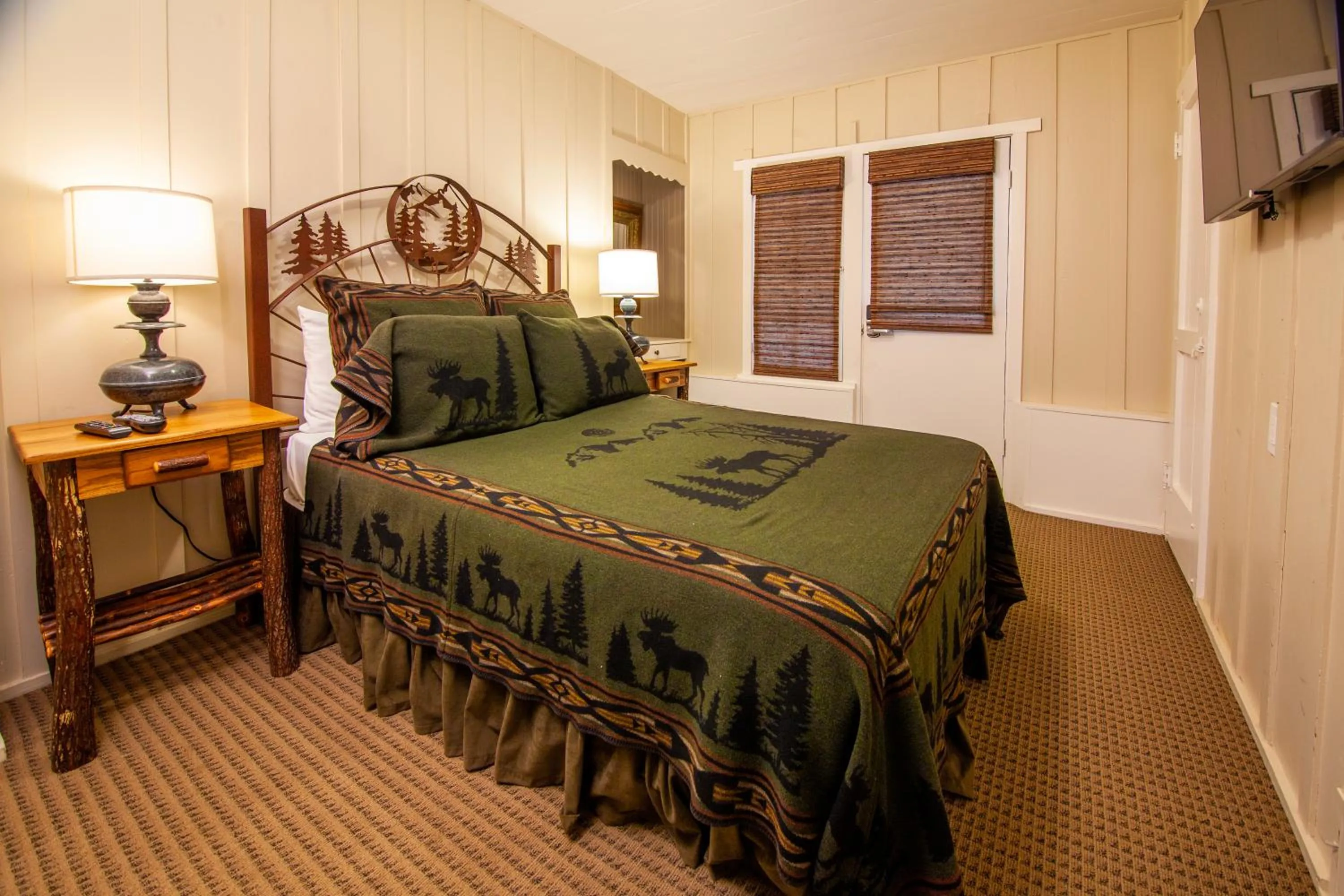 Bed in Tahquitz Pines Retreat
