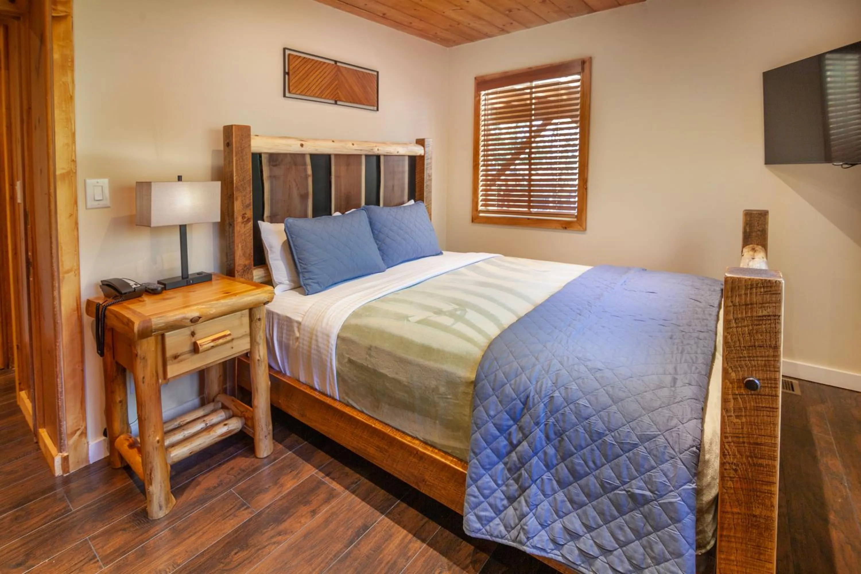 Bed in Tahquitz Pines Retreat