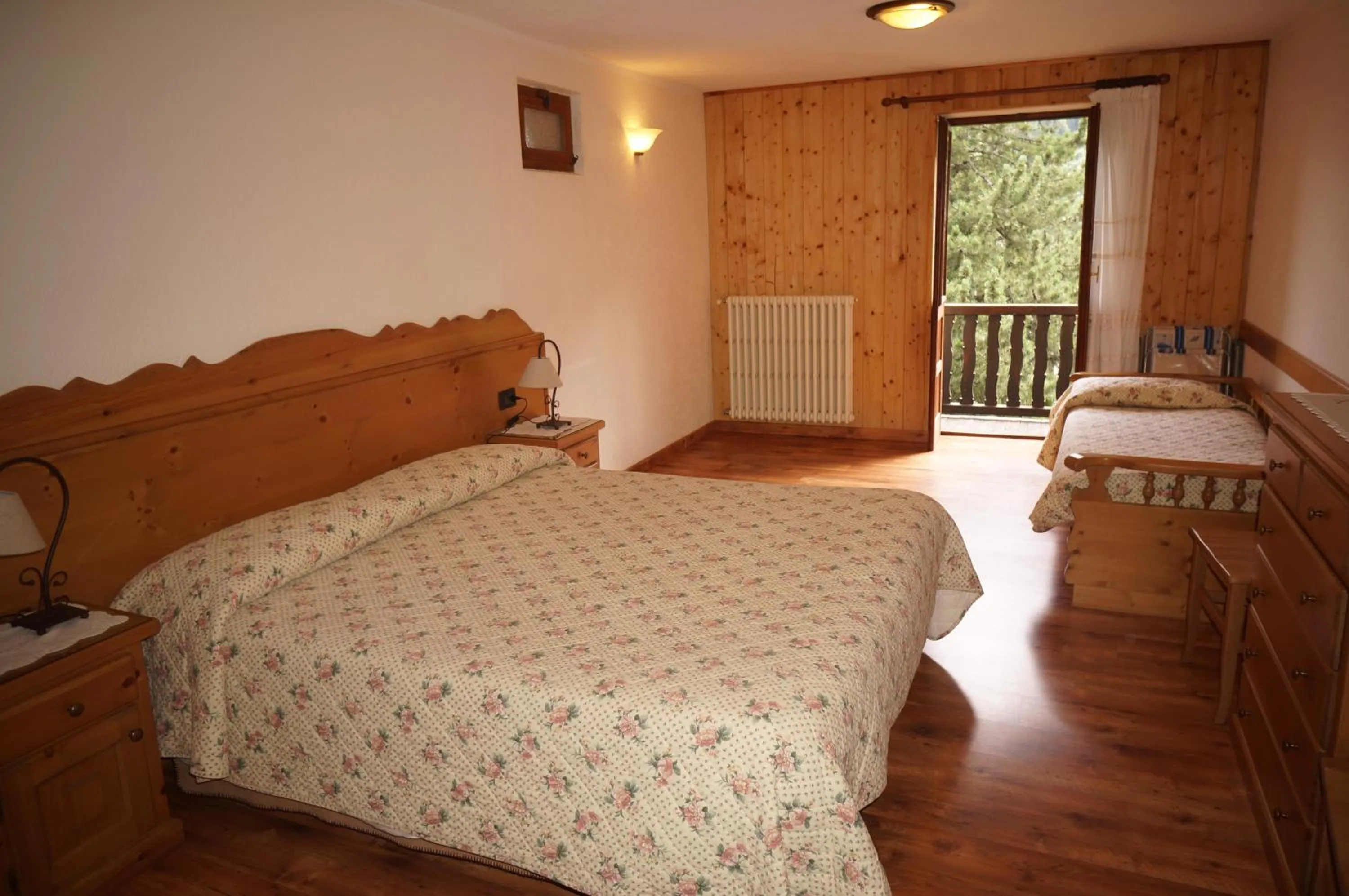 Photo of the whole room, Bed in Hotel Aiguille Noire