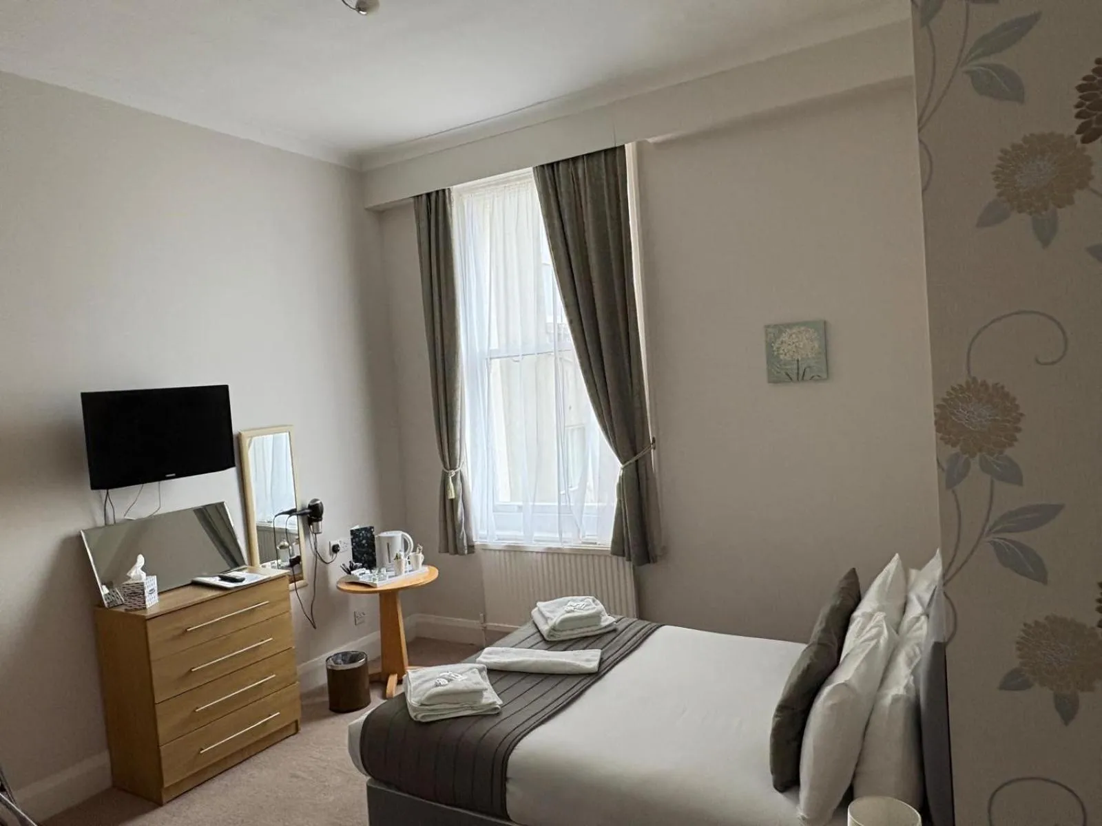 Bedroom, Bed in The Cumberland Hotel