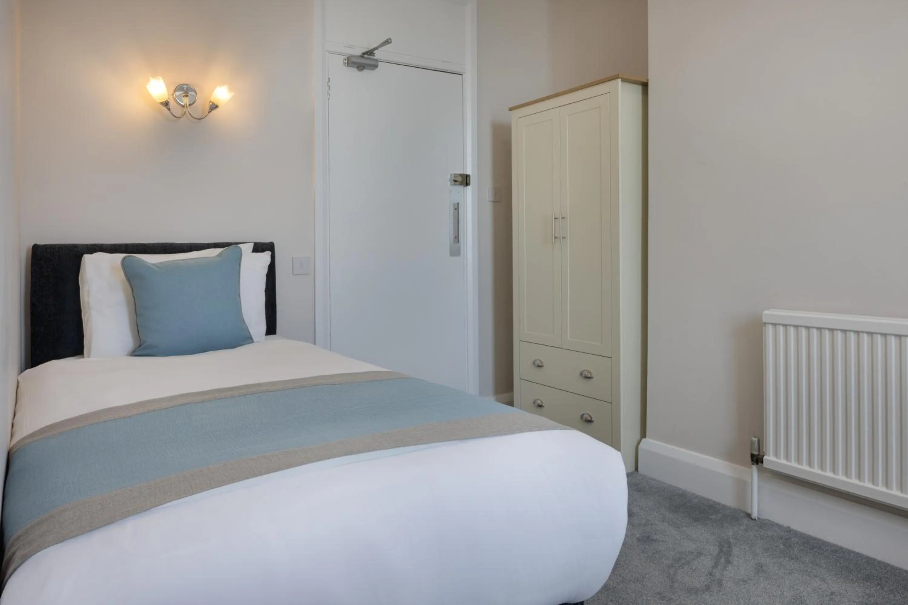 Bedroom, Bed in The Cumberland Hotel