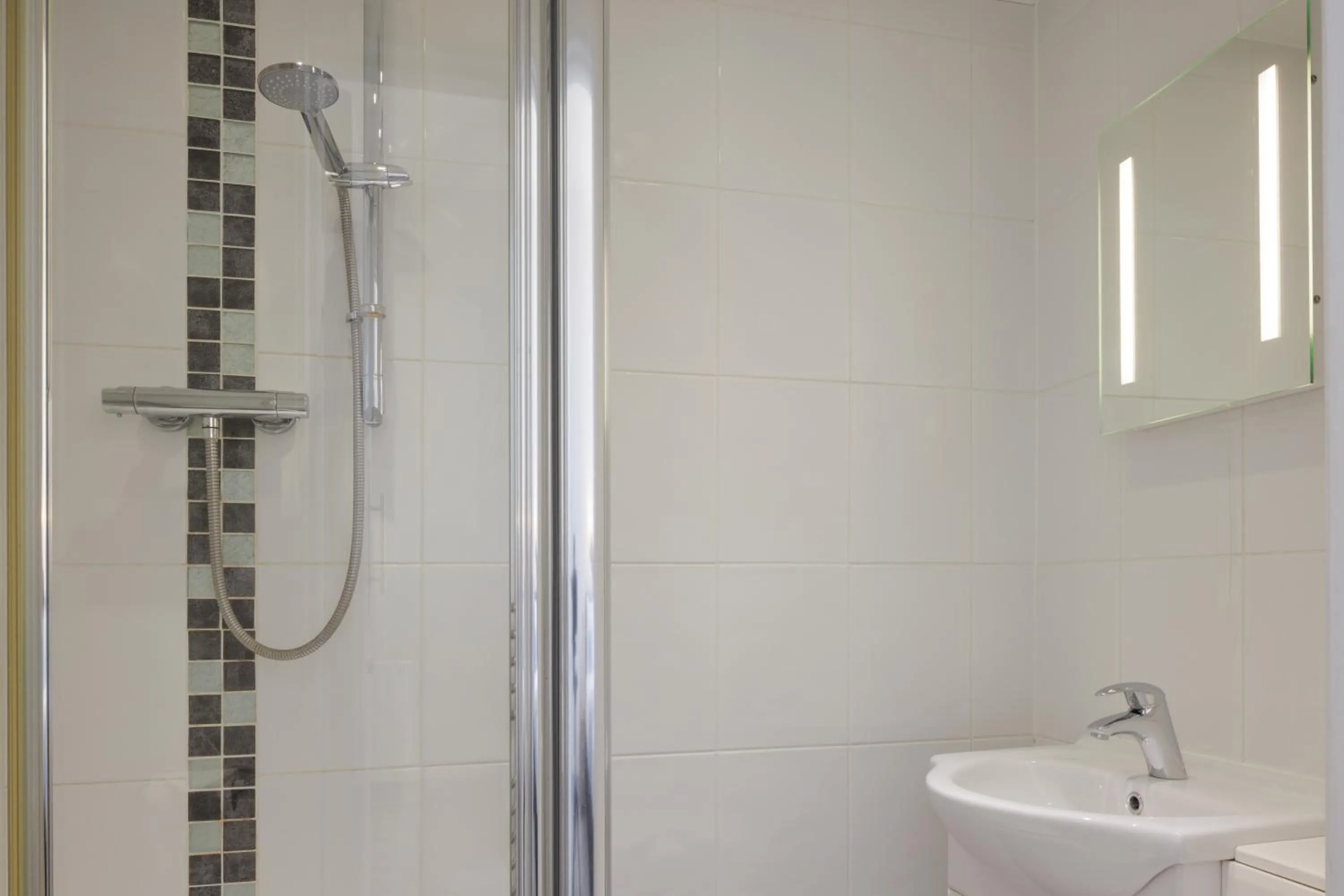 Shower in The Cumberland Hotel