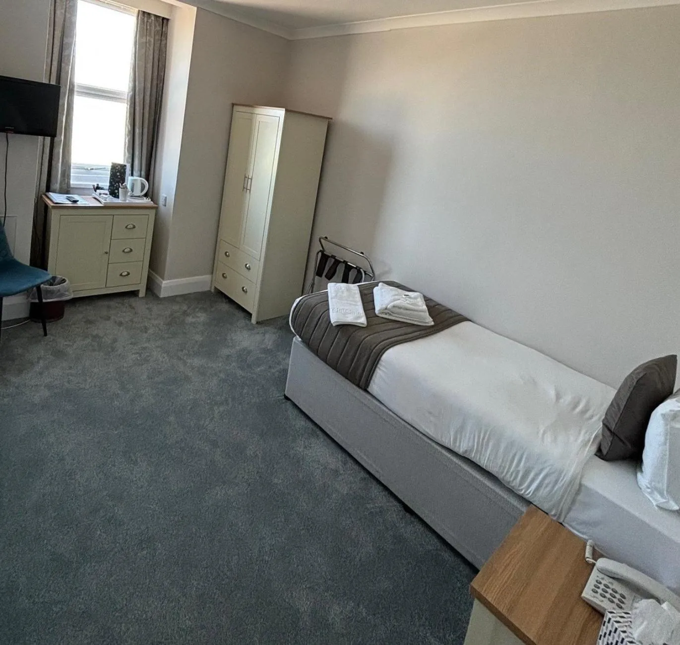 Bedroom, Bed in The Cumberland Hotel