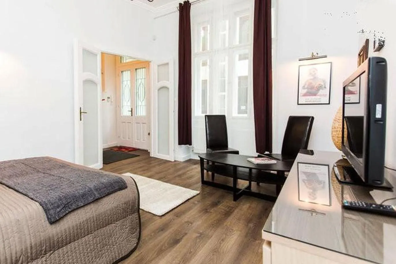 Photo of the whole room, Bed in Private Apartment Centertown