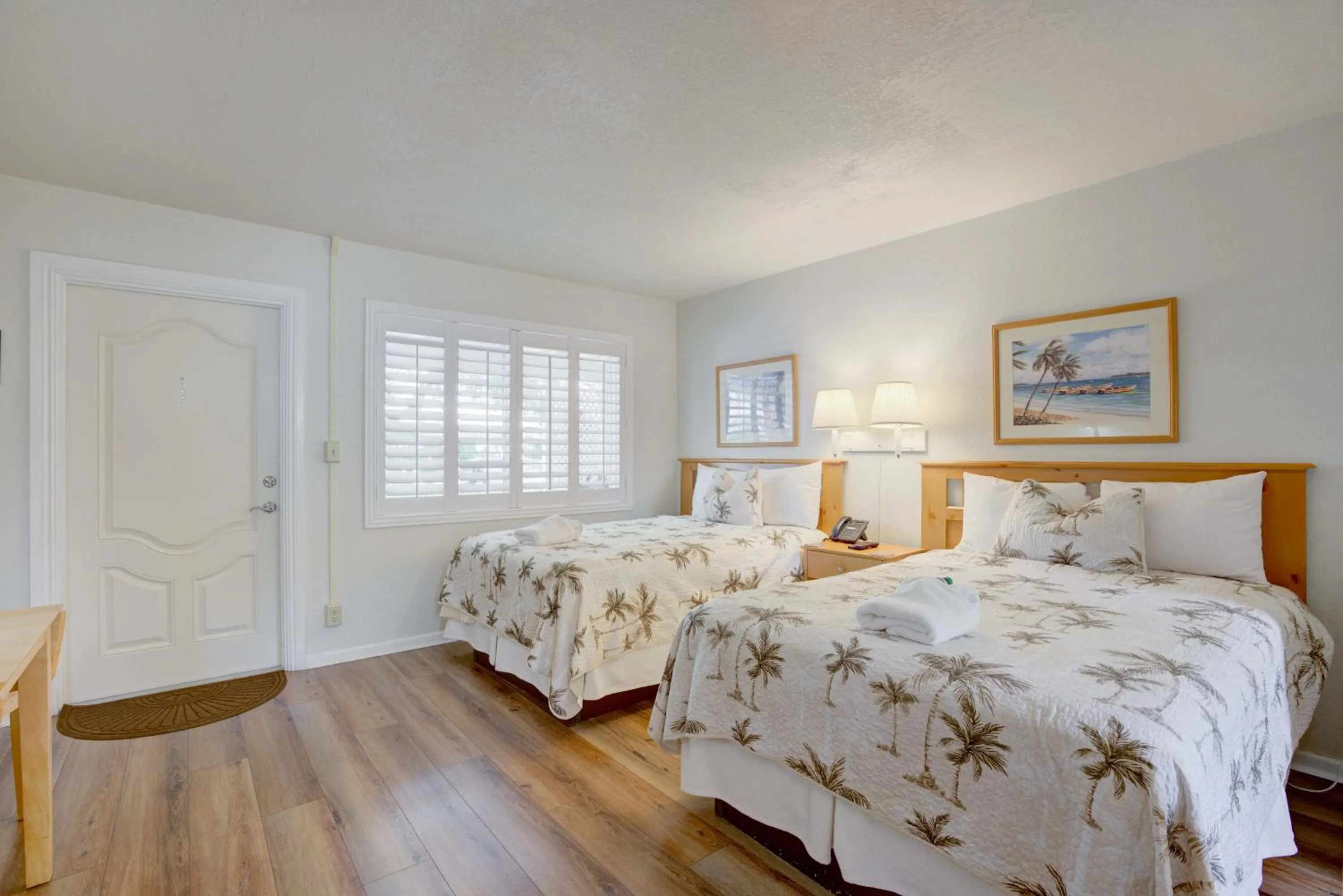 Bed in Tequesta Palms Inn