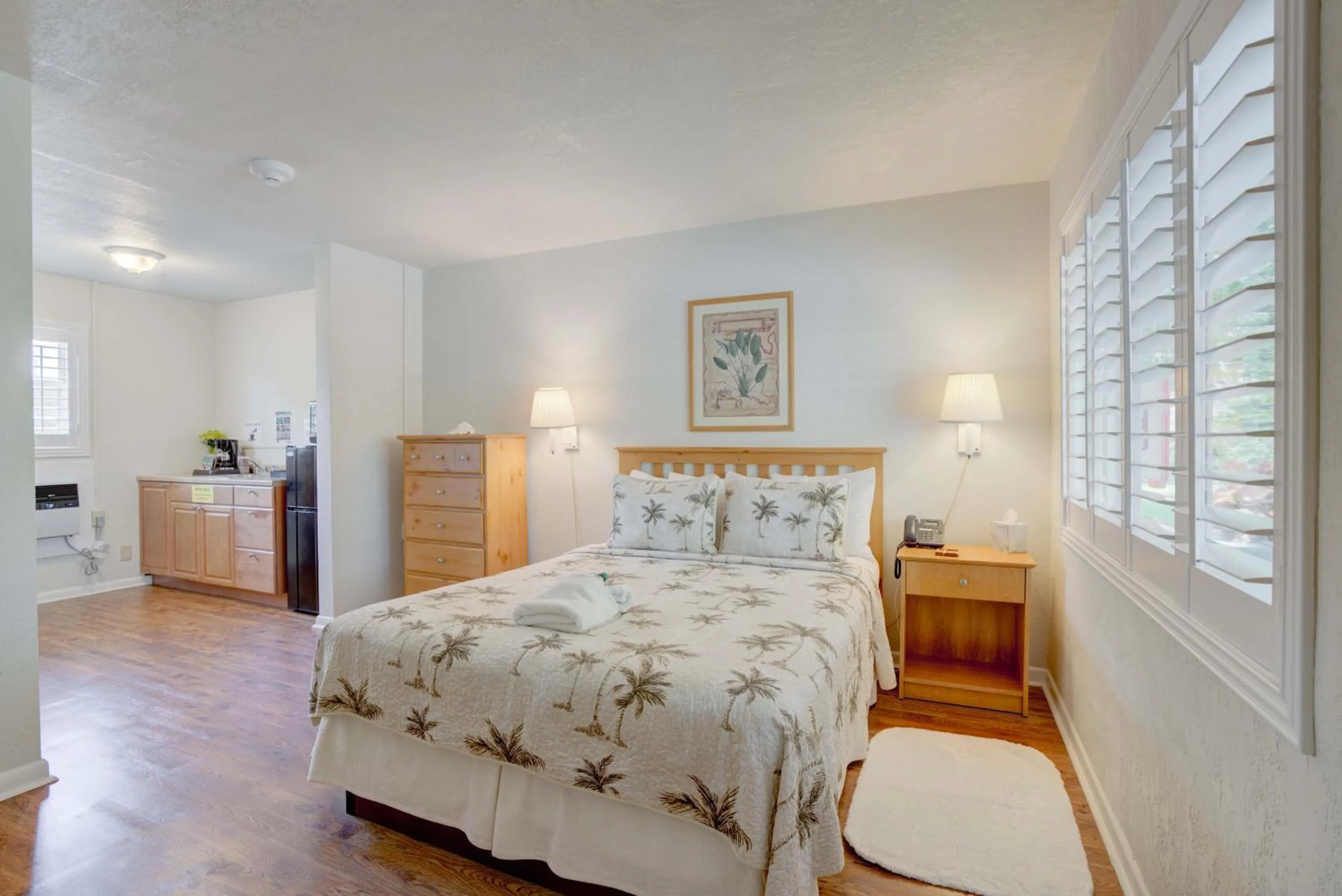 Bed in Tequesta Palms Inn