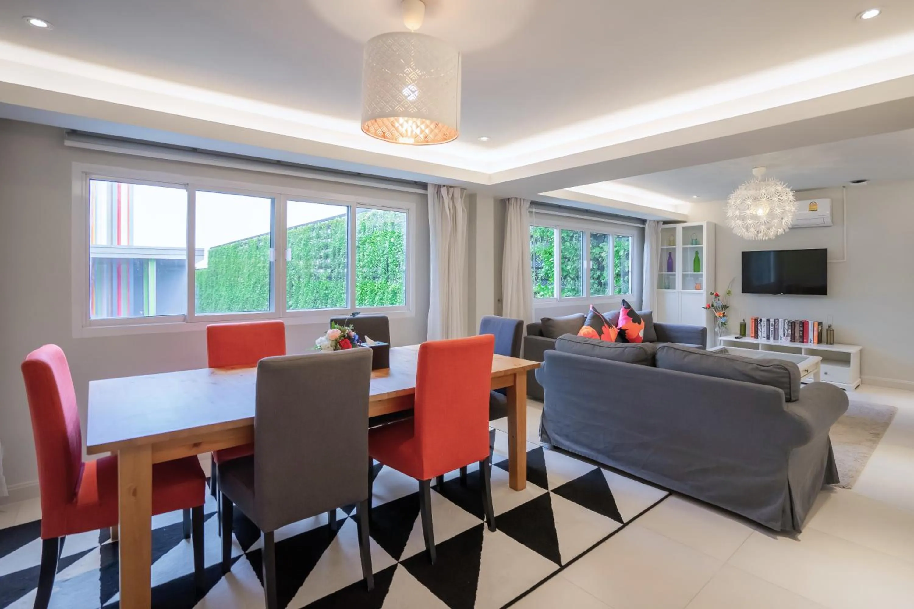 Dining area in Tinidee Trendy Bangkok Khaosan