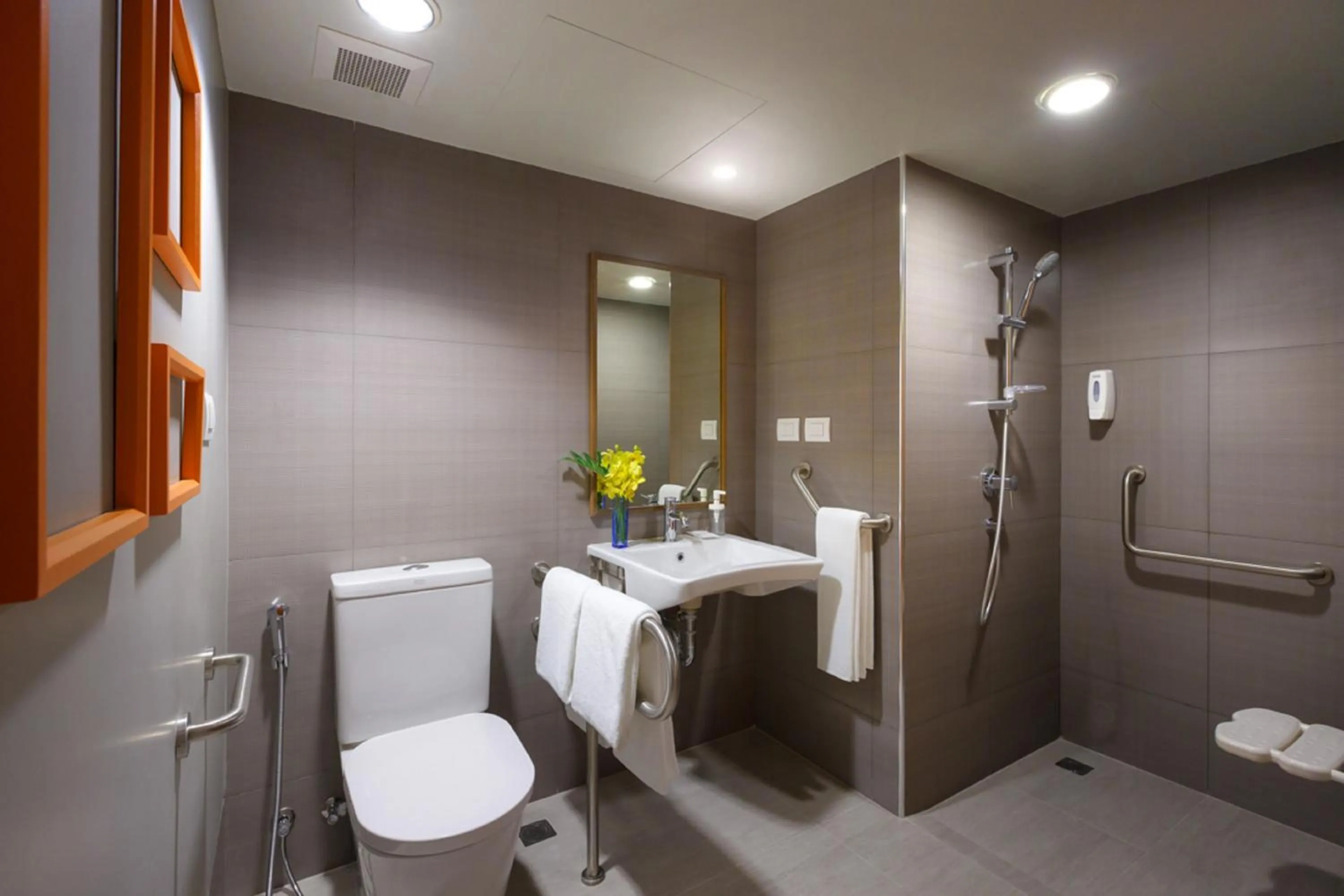 Shower in Tinidee Trendy Bangkok Khaosan