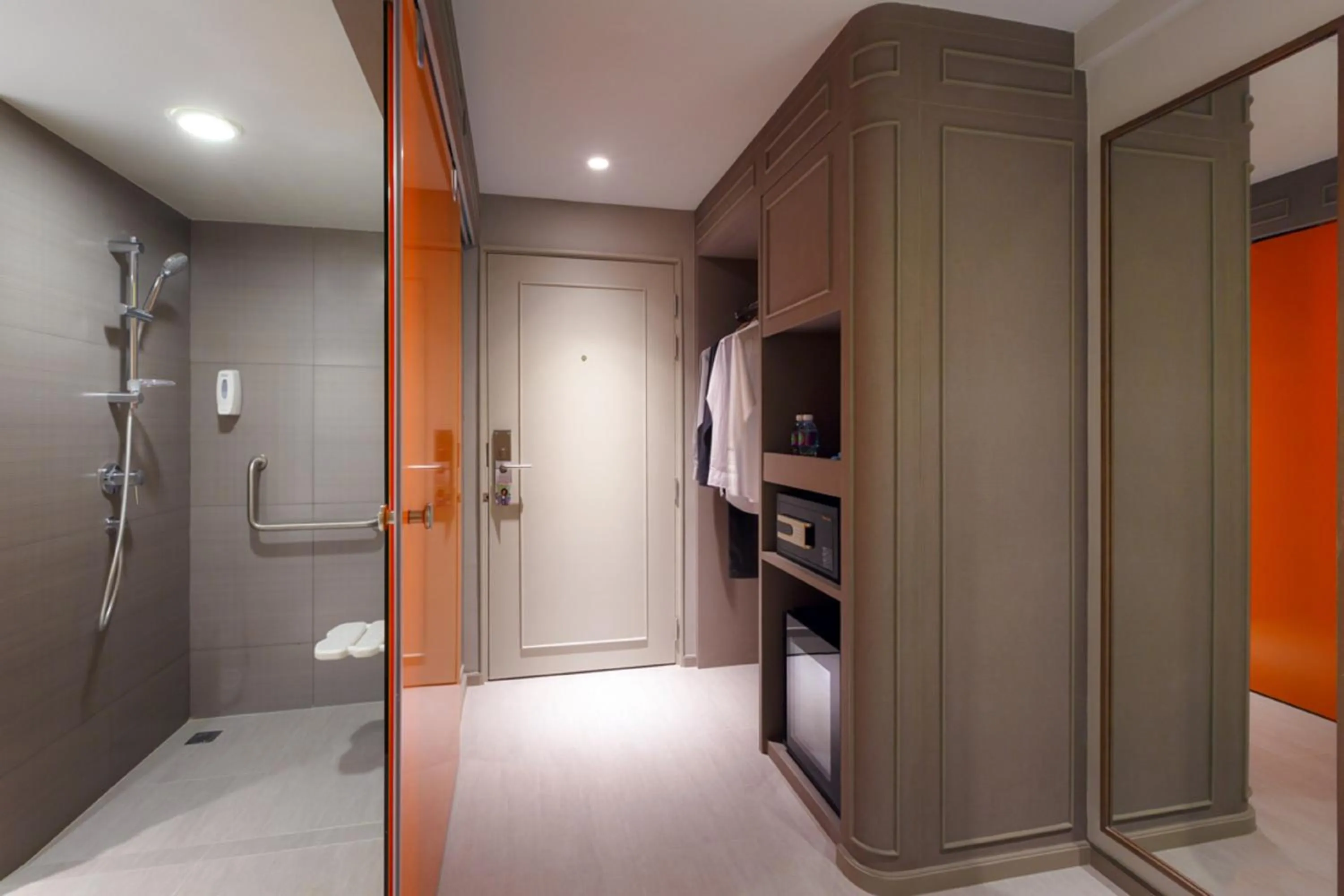 Shower in Tinidee Trendy Bangkok Khaosan