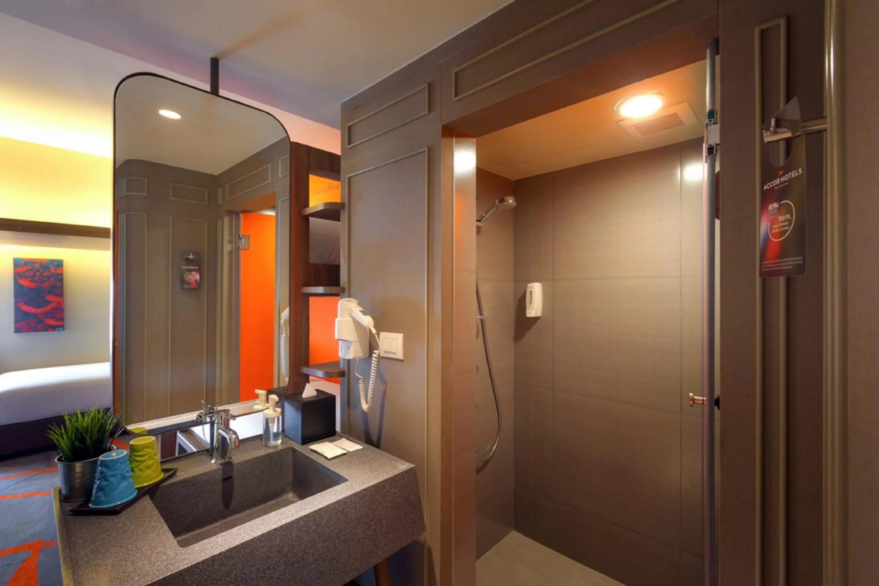 Shower in Tinidee Trendy Bangkok Khaosan