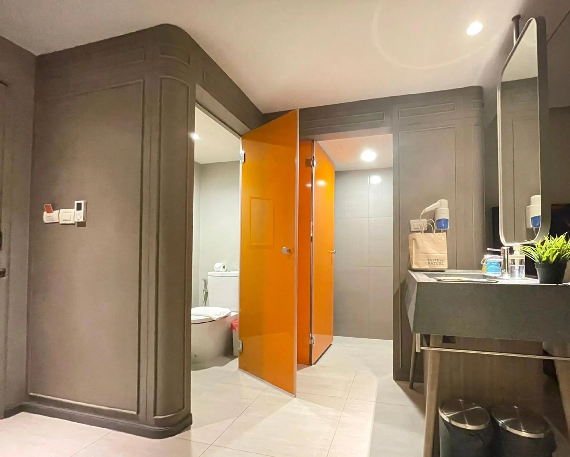 Toilet in Tinidee Trendy Bangkok Khaosan